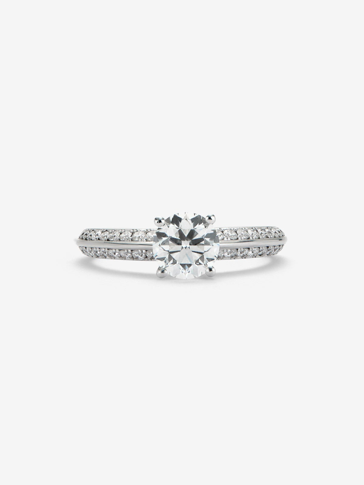 Anillo solitario de oro blanco de 18K con diamante central de 1,5 cts y diamantes en talla brillante con un total de 0,33 cts