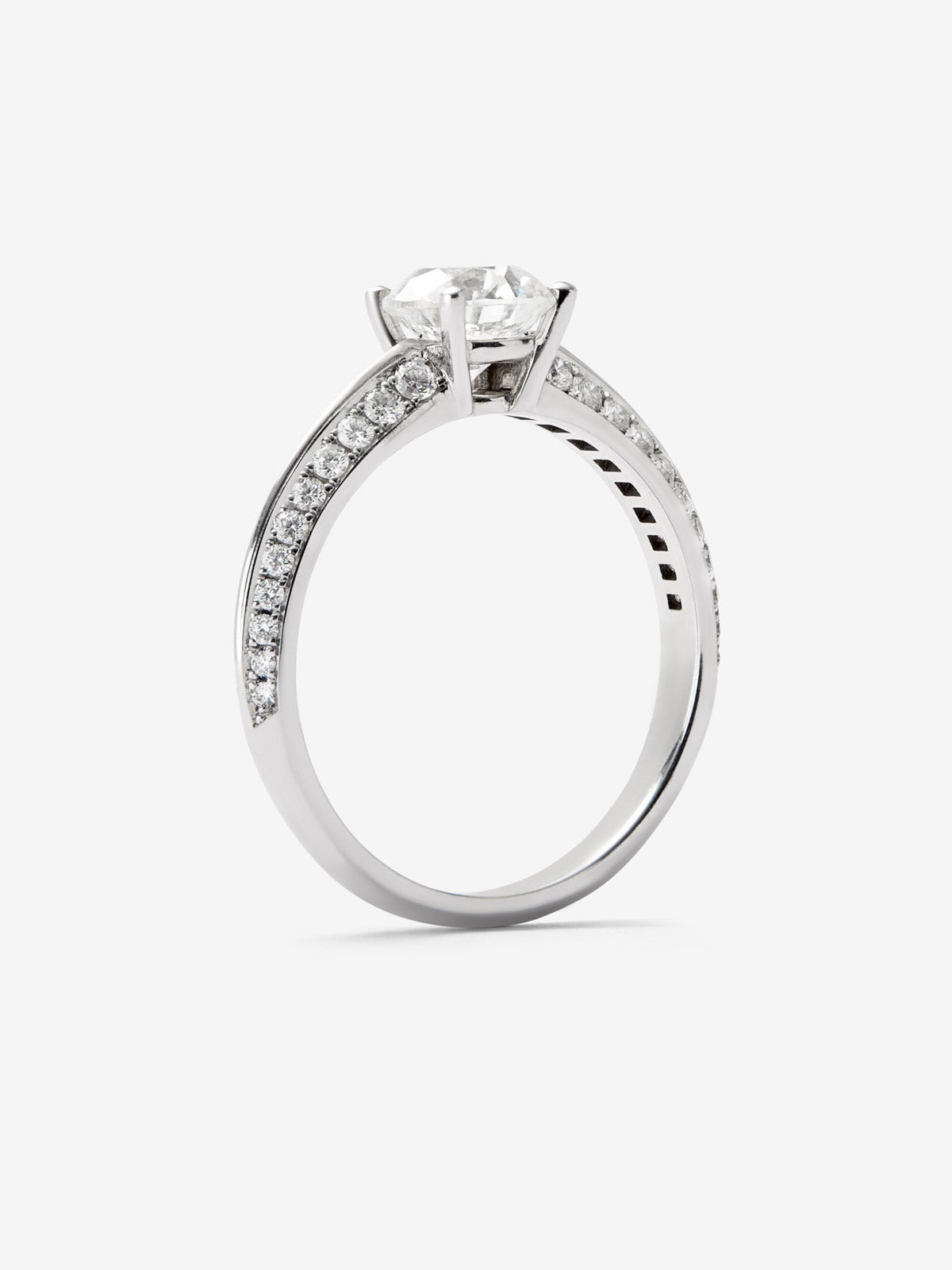 Anillo solitario de oro blanco de 18K con diamante central de 1,5 cts y diamantes en talla brillante con un total de 0,33 cts