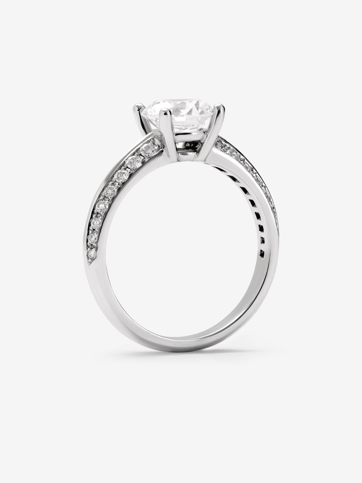 Anillo solitario de oro blanco de 18K con diamante central de 1,5 cts y diamantes en talla brillante con un total de 0,33 cts