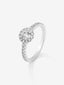 Anillo de oro blanco de 18K con diamante central en talla brillante de 0,3 cts y orla y brazo con 26 diamantes en talla brillante con un total de 0,37 cts