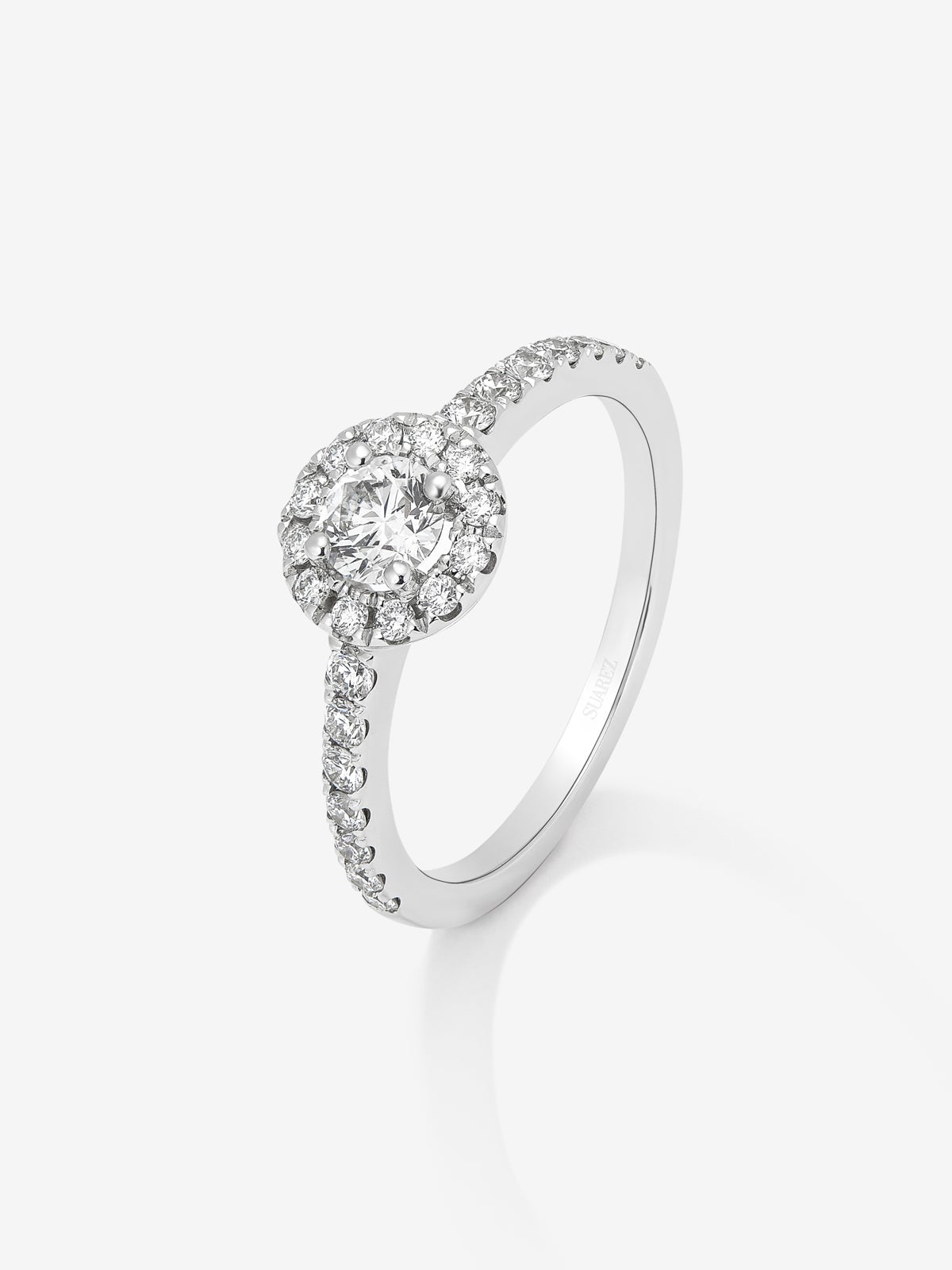 Anillo solitario de compromiso de oro blanco de 18K con diamantes