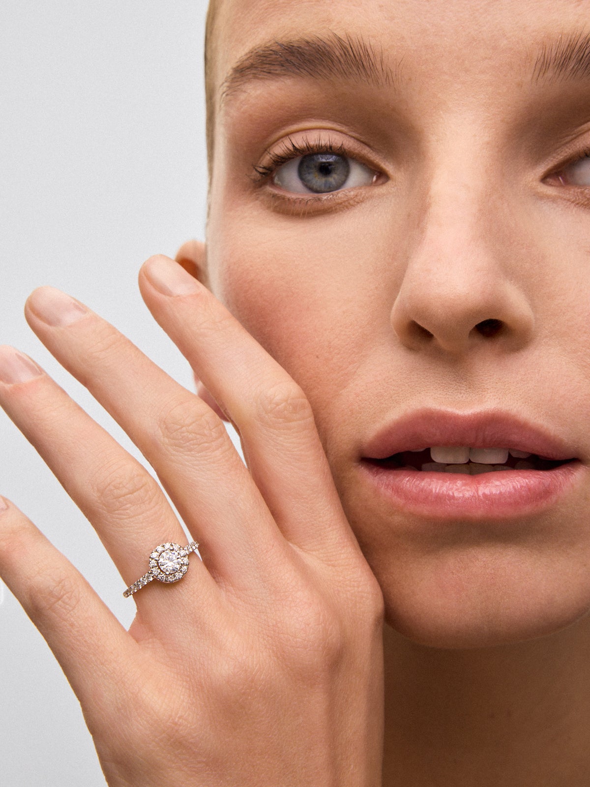 Anillo de oro blanco de 18K con diamante central en talla brillante de 0,5 cts y brazo y orla de 26 diamantes en talla brillante con un total de 0,43 cts