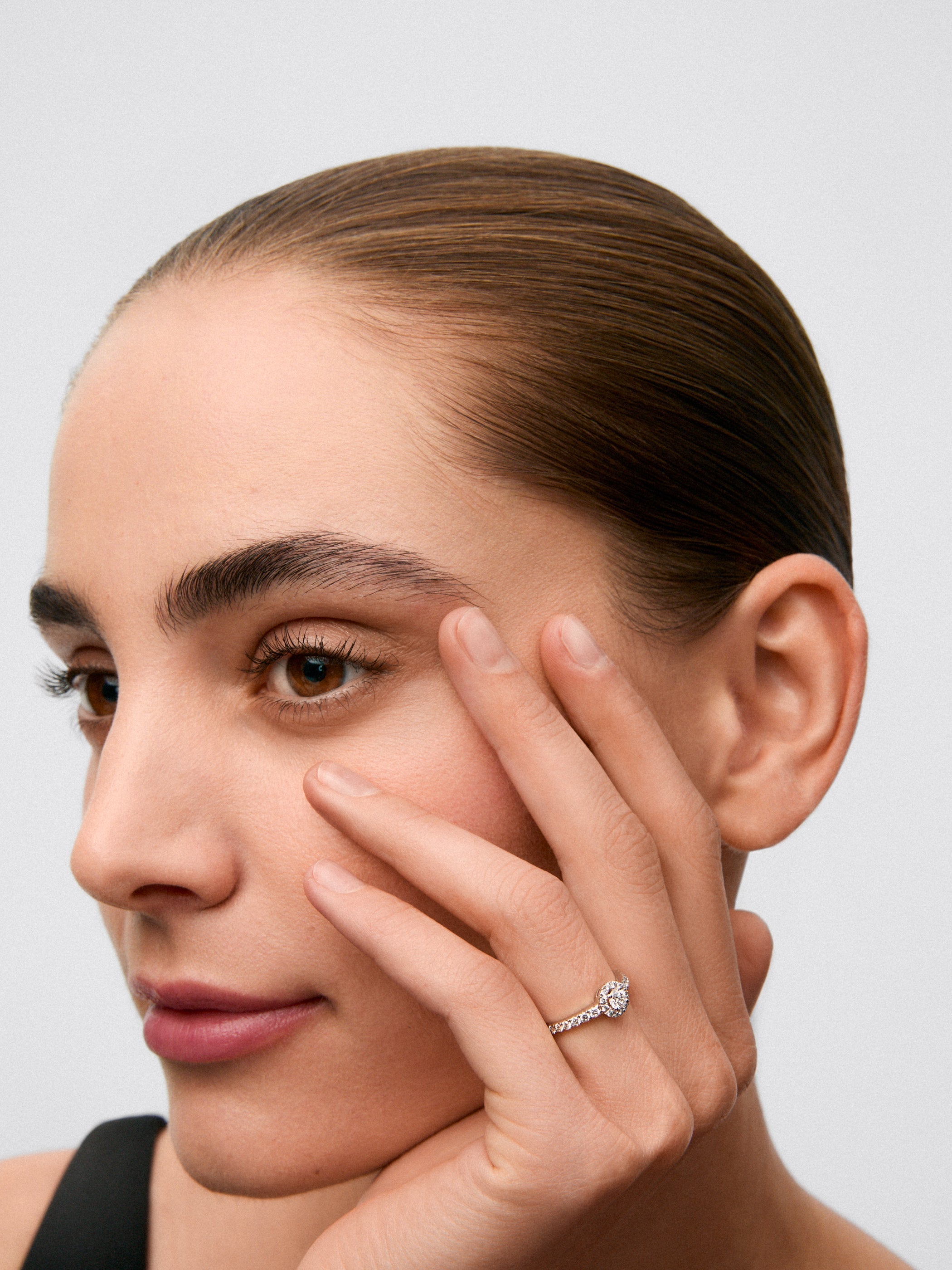 Anillo solitario de compromiso de oro blanco de 18K con orla de diamantes