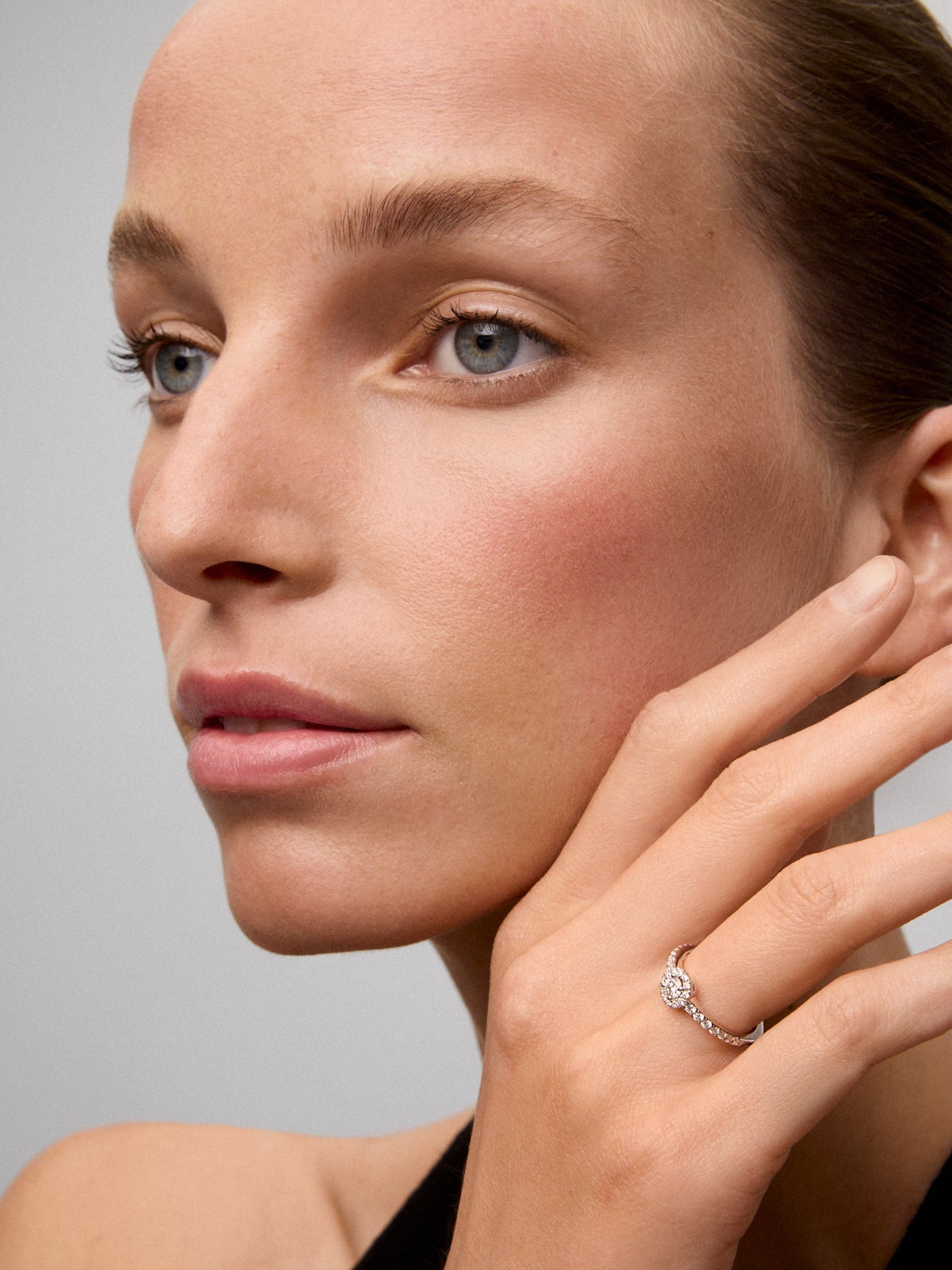 Anillo solitario de compromiso de oro blanco de 18K con diamantes