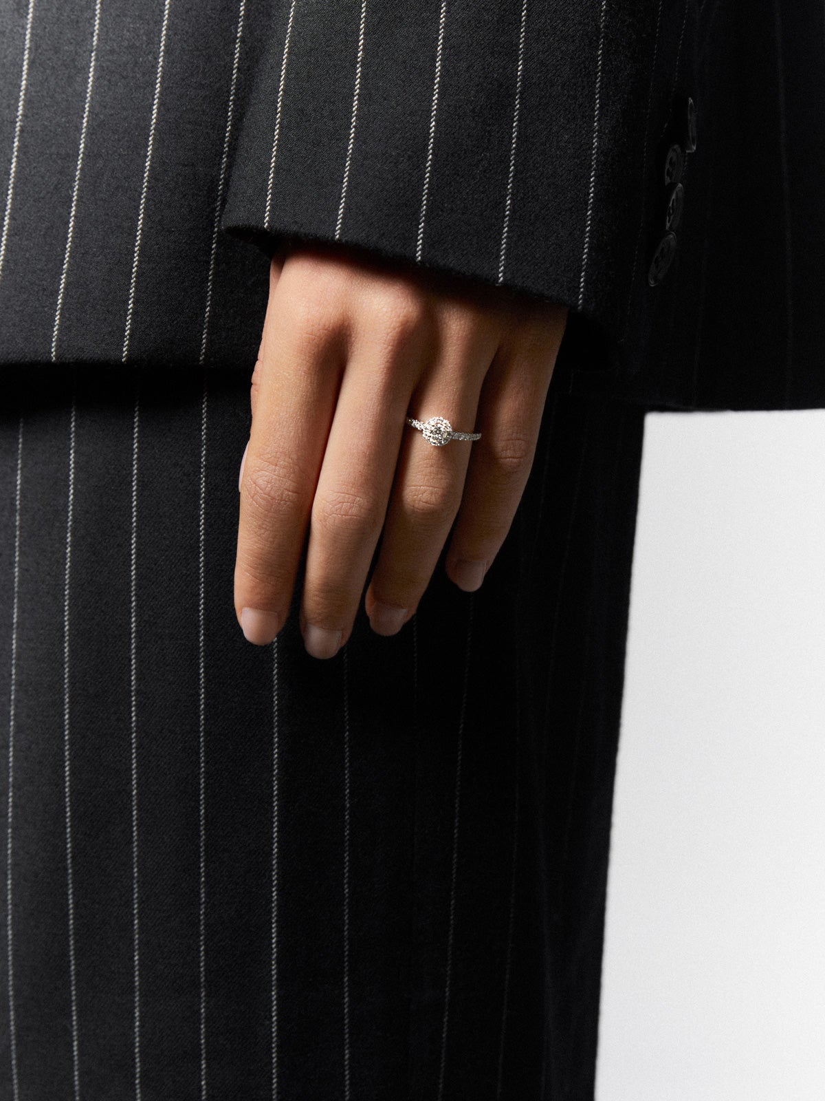 Anillo solitario de compromiso de oro blanco de 18K con diamantes