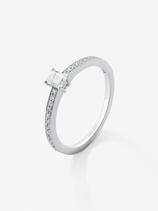 Anillo de oro blanco de 18K con diamante central en talla esmeralda de 0,25 y brazo de 16 diamantes en talla brillante