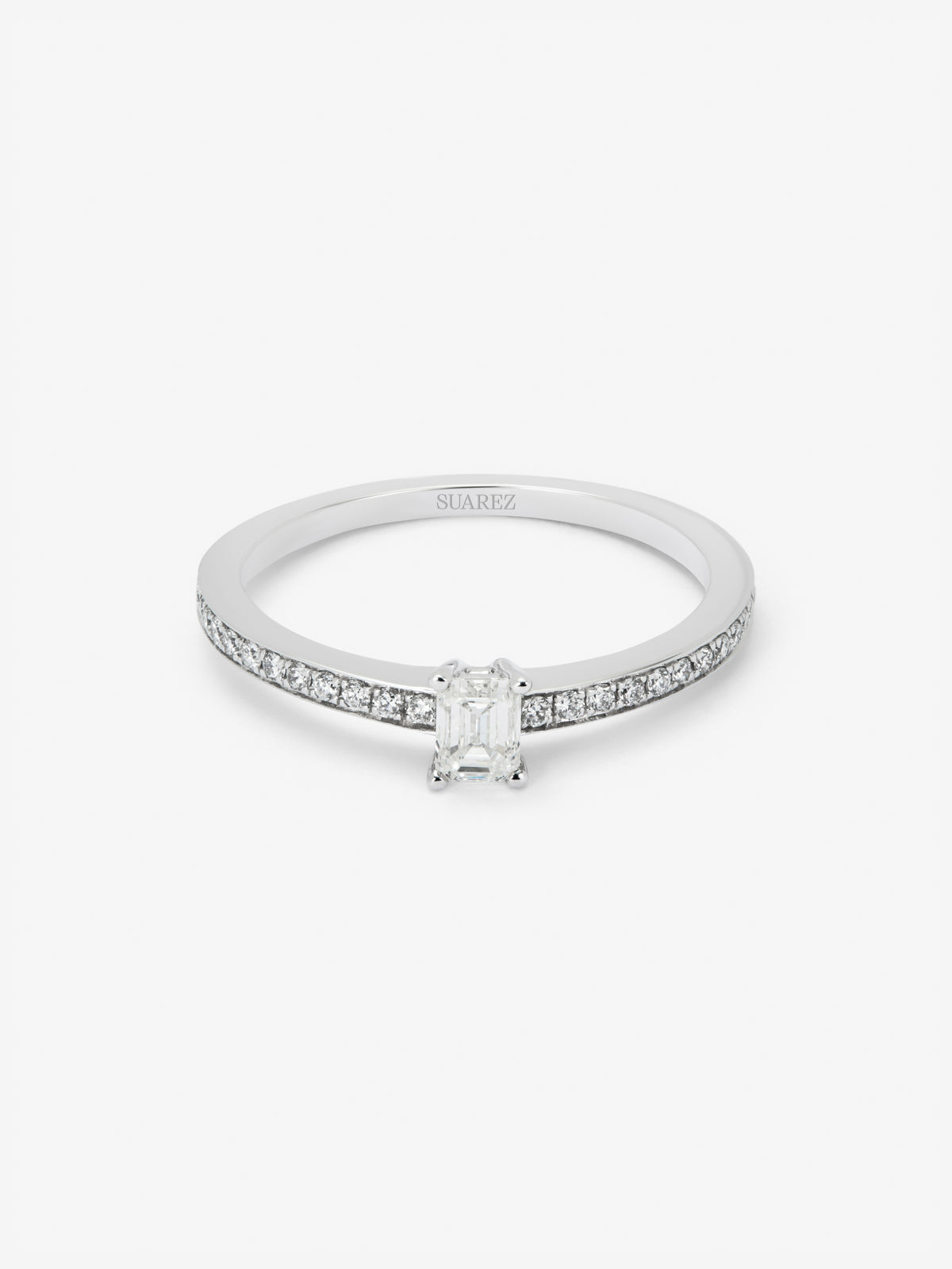 Anillo de oro blanco de 18K con diamante central en talla esmeralda de 0,25 y brazo de 16 diamantes en talla brillante