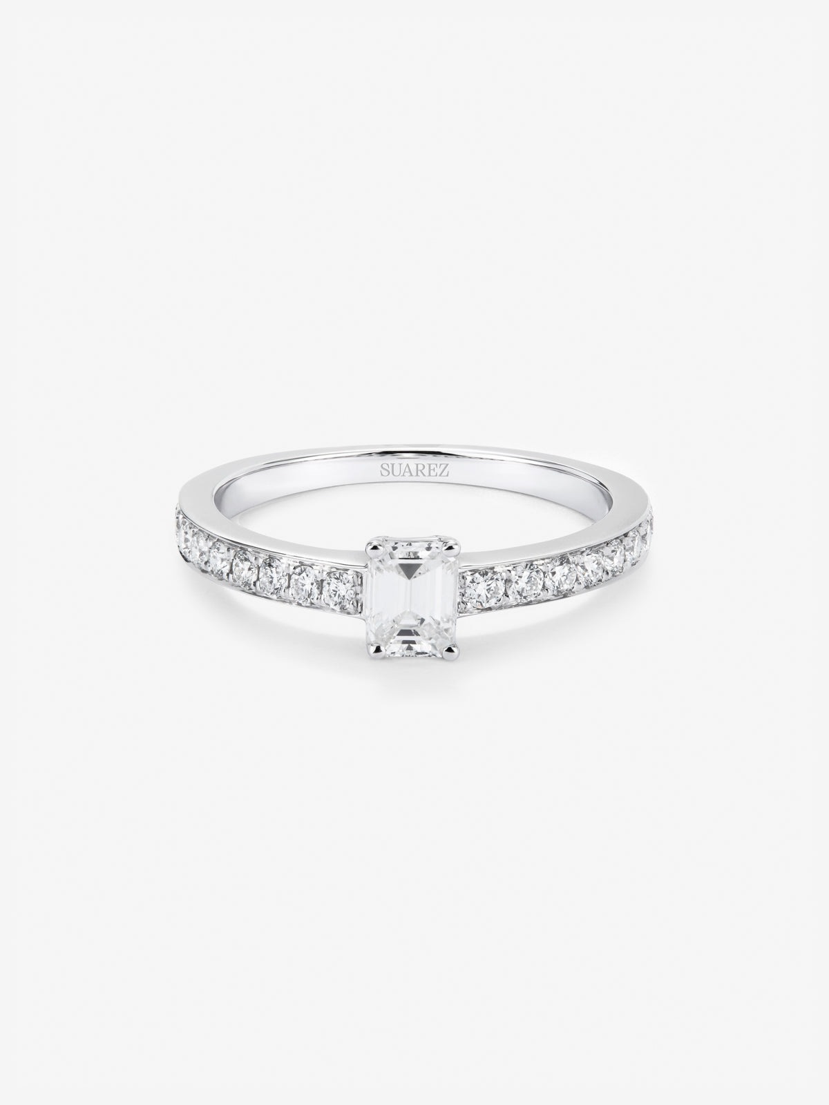 Anillo de oro blanco de 18K con diamante central en talla esmeralda de 0,4 cts y brazo de 26 diamantes en talla brillante con un total de 0,26 cts