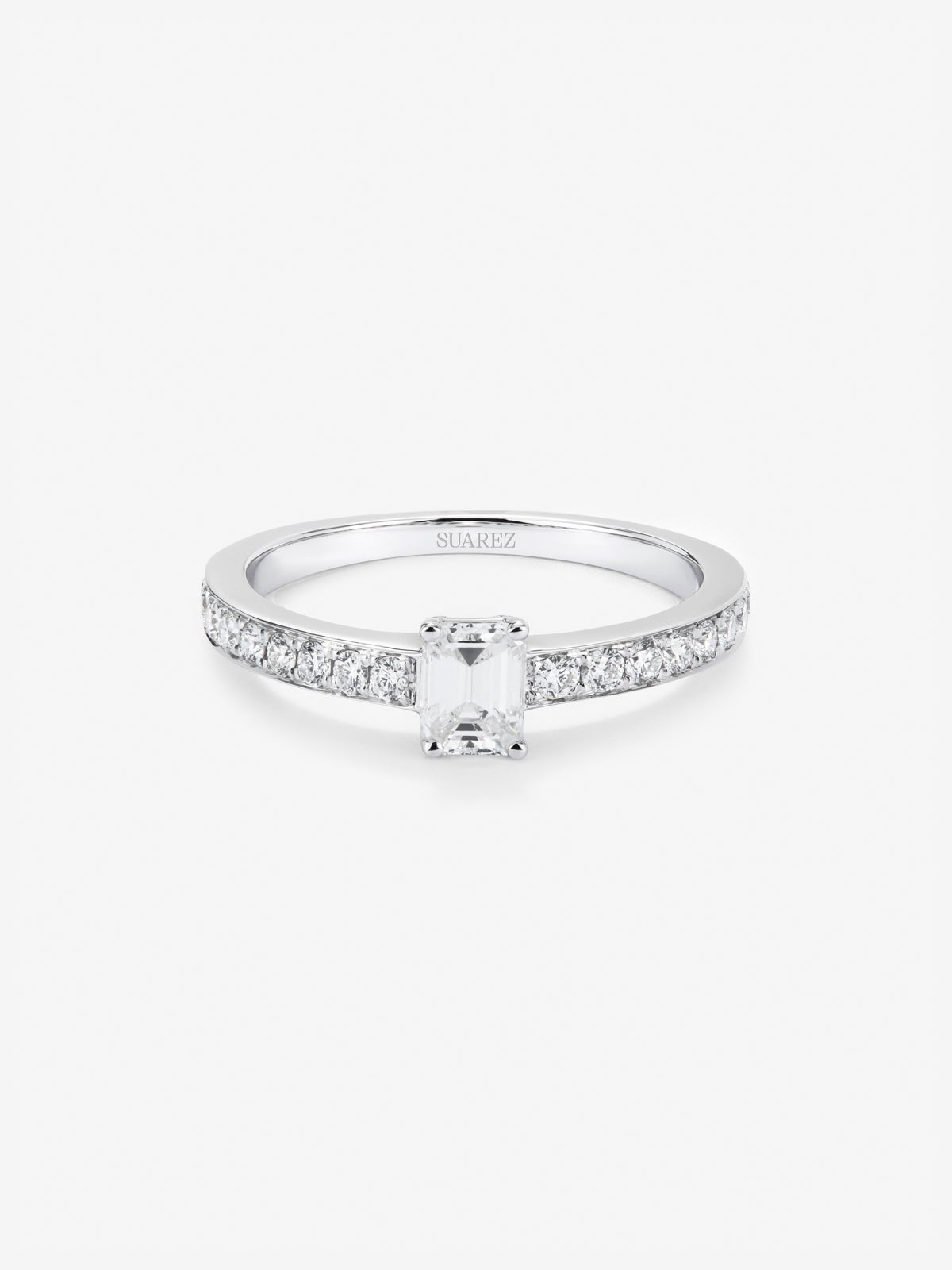 Anillo de oro blanco de 18K con diamante central en talla esmeralda de 0,40 y brazo de  diamantes en talla brillante