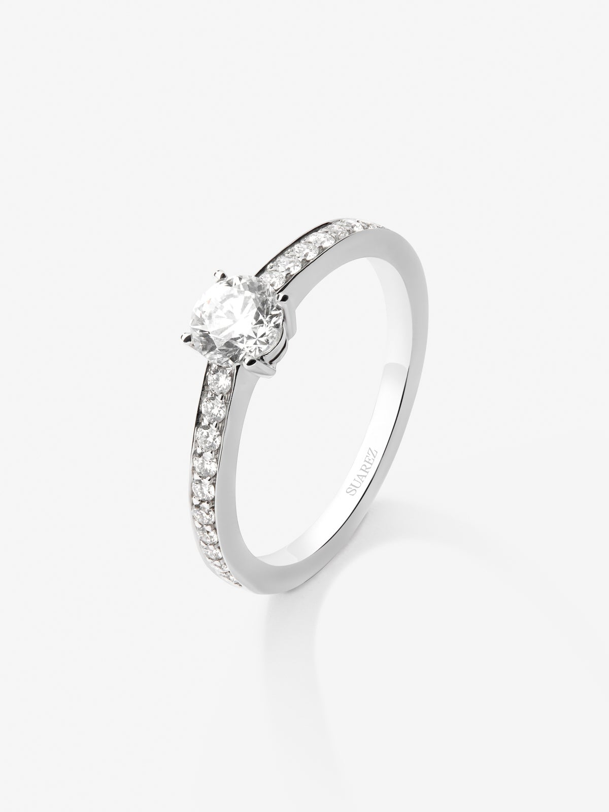 Anillo solitario de compromiso de oro blanco de 18K con diamante de 0,50cts