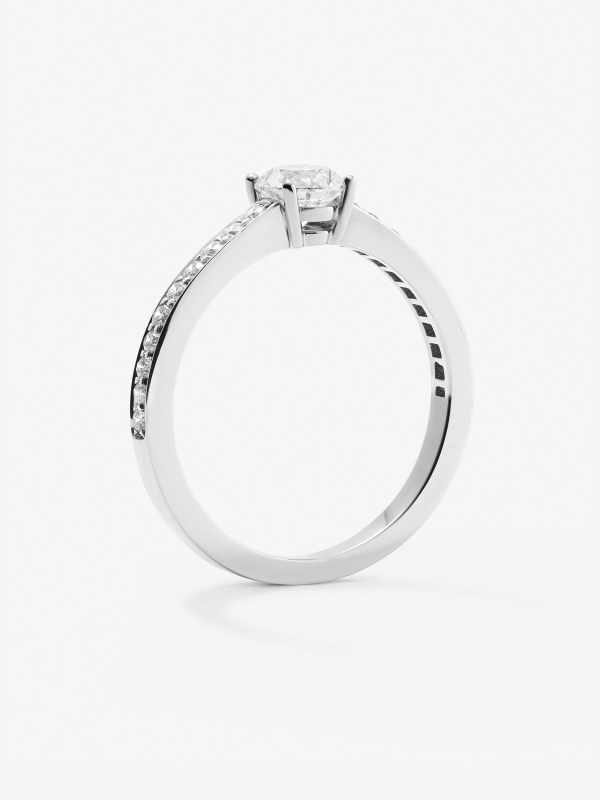 Anillo solitario de compromiso de oro blanco de 18K con diamante de 0,50cts