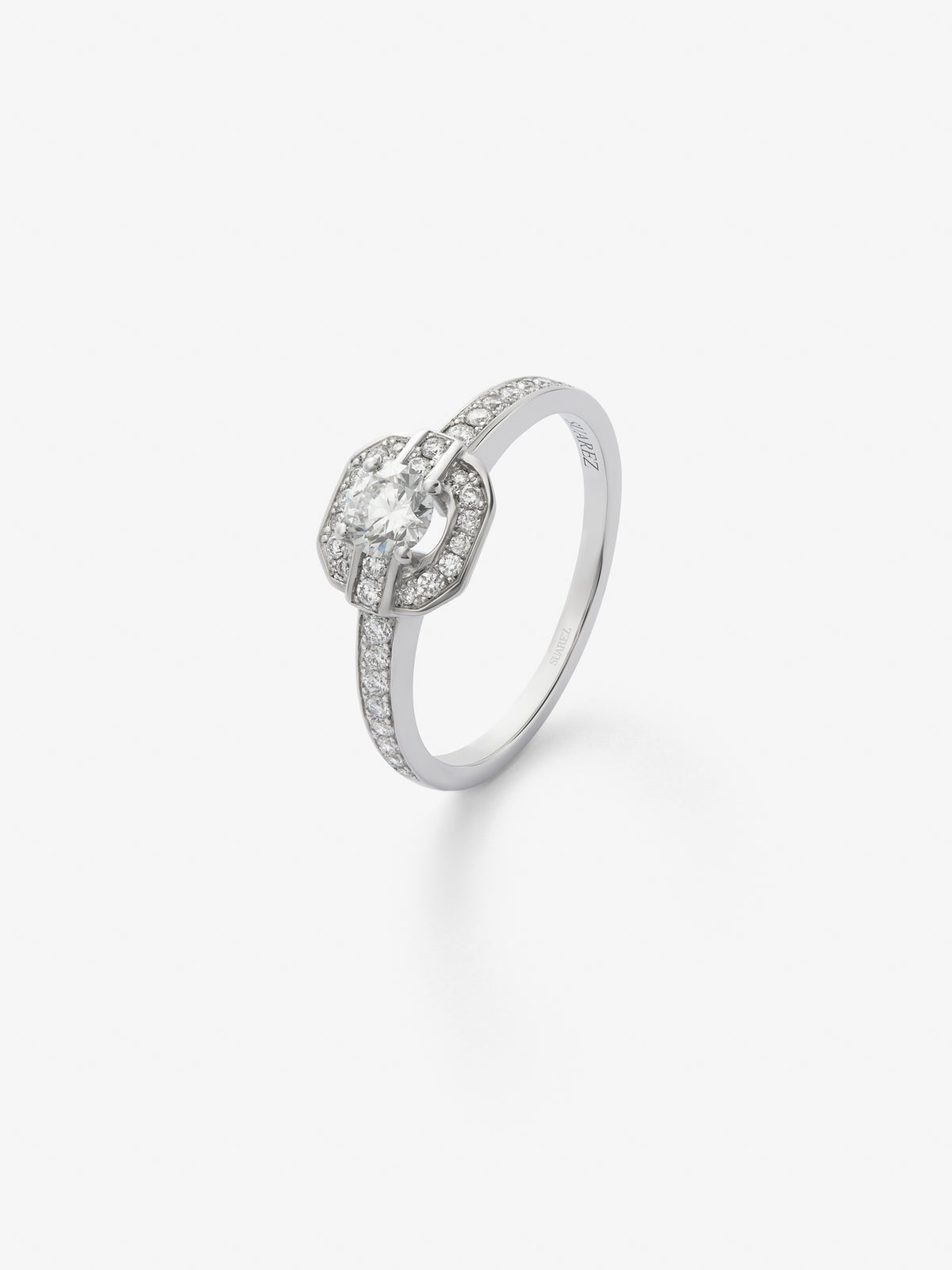 Anillo de oro blanco de 18K con diamante central en talla brillante de 0,3 cts y orla y brazo de 34 diamantes en talla brillante con un total de 0,22 cts
