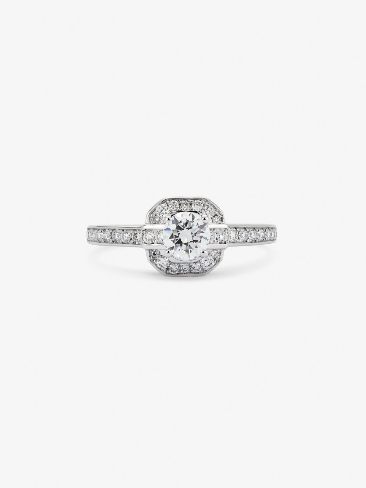 Anillo de oro blanco de 18K con un diamante en talla brillante central de 0,4 cts y 34 diamantes en talla brillante con un total de 0,24 cts