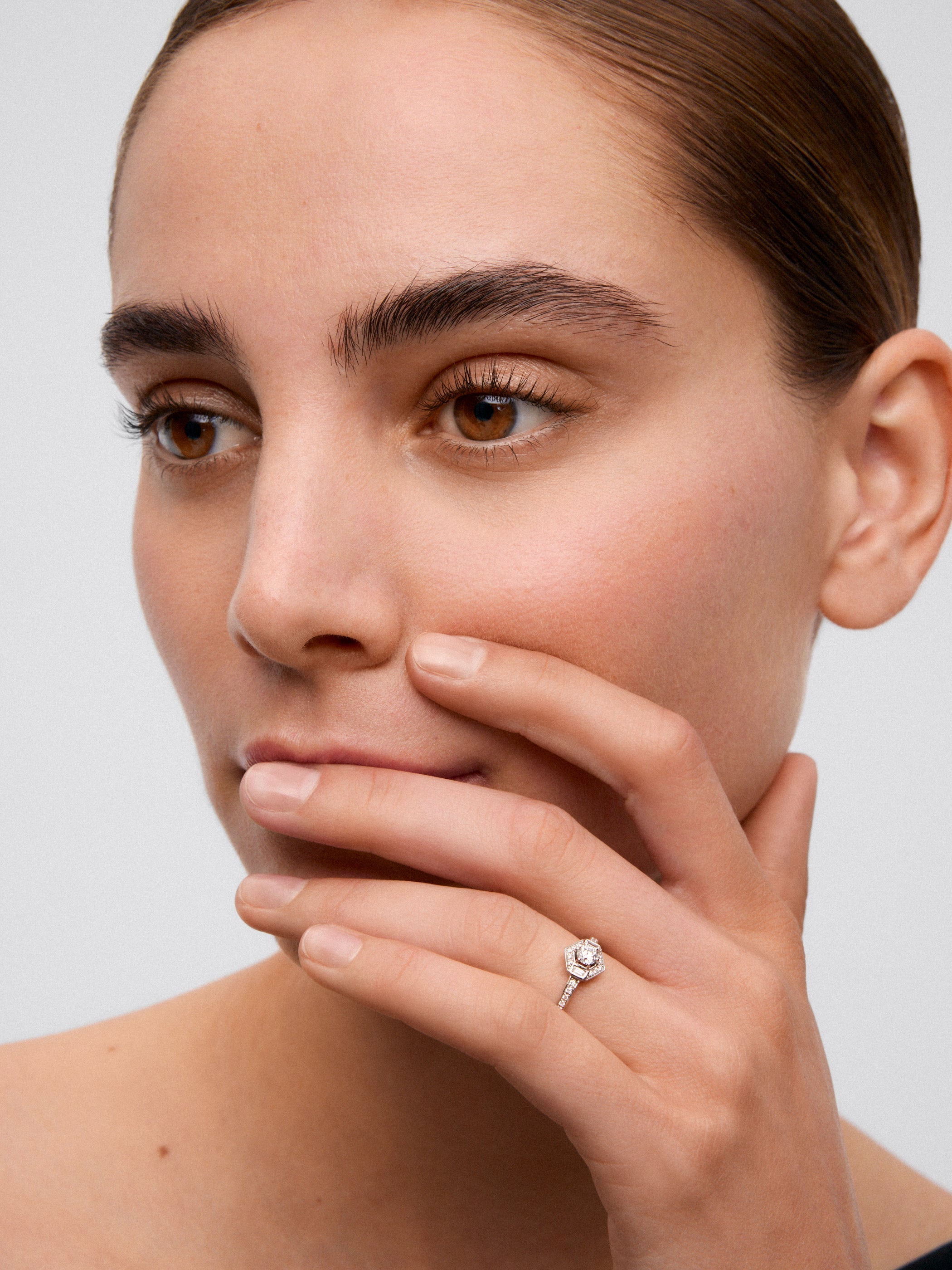 Anillo de oro blanco de 18K con un diamante central en talla brillante de 0,2 cts, 2 en talla baguette con un total de 0,05 cts y 38 en talla brillante con un total de 0,12 cts