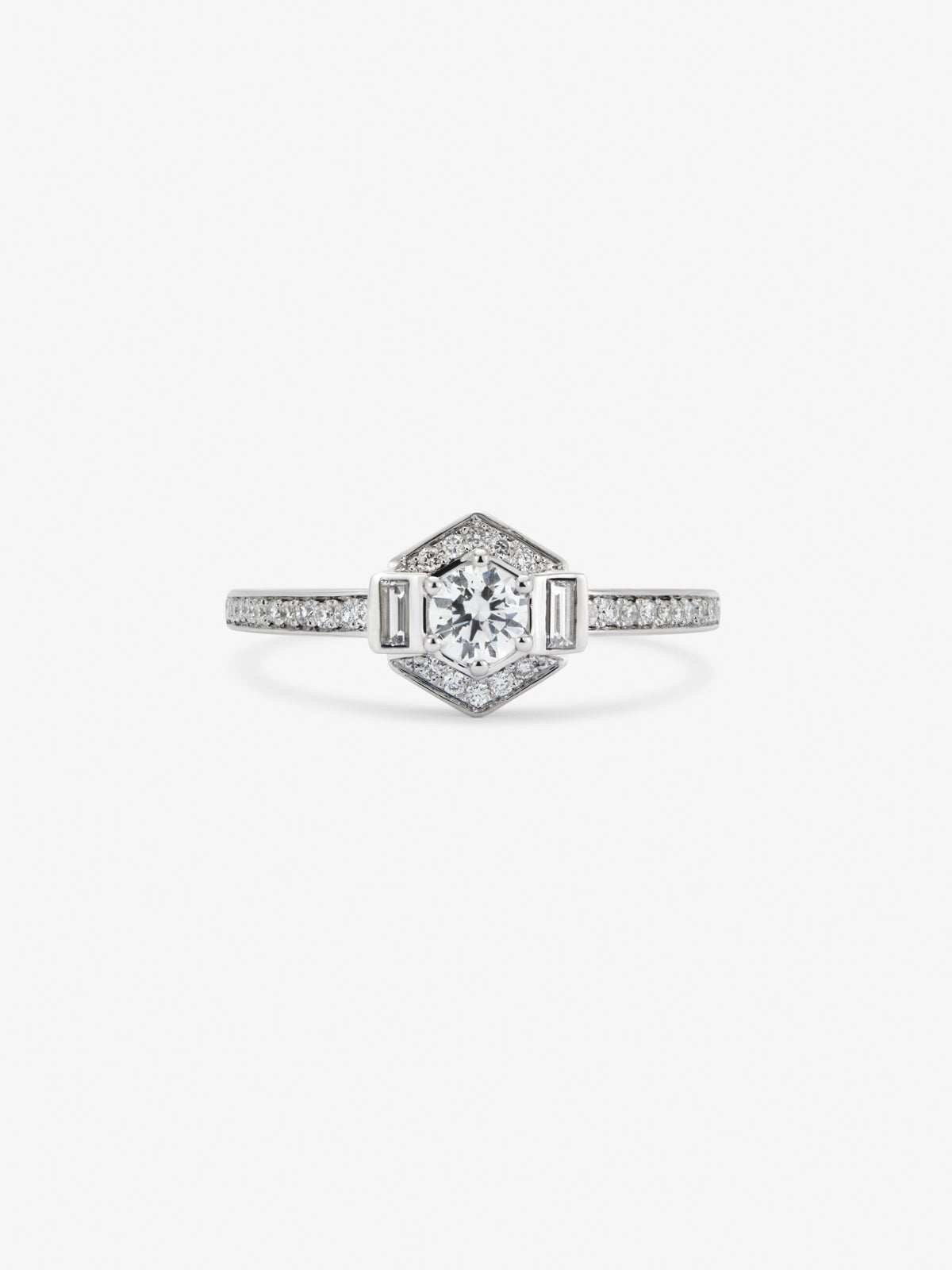 Anillo de oro blanco de 18K con un diamante central en talla brillante de 0,2 cts, 2 en talla baguette con un total de 0,05 cts y 38 en talla brillante con un total de 0,12 cts