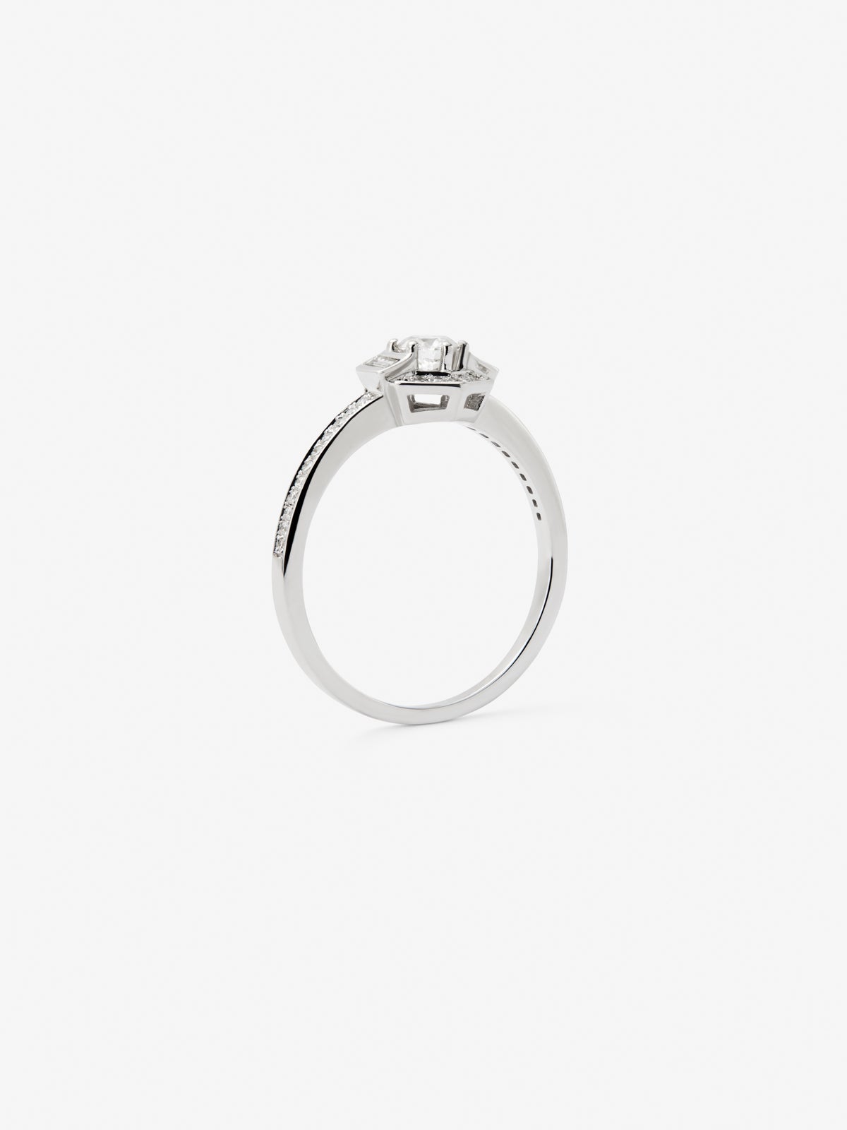 Anillo de oro blanco de 18K con un diamante central en talla brillante de 0,2 cts, 2 en talla baguette con un total de 0,05 cts y 38 en talla brillante con un total de 0,12 cts