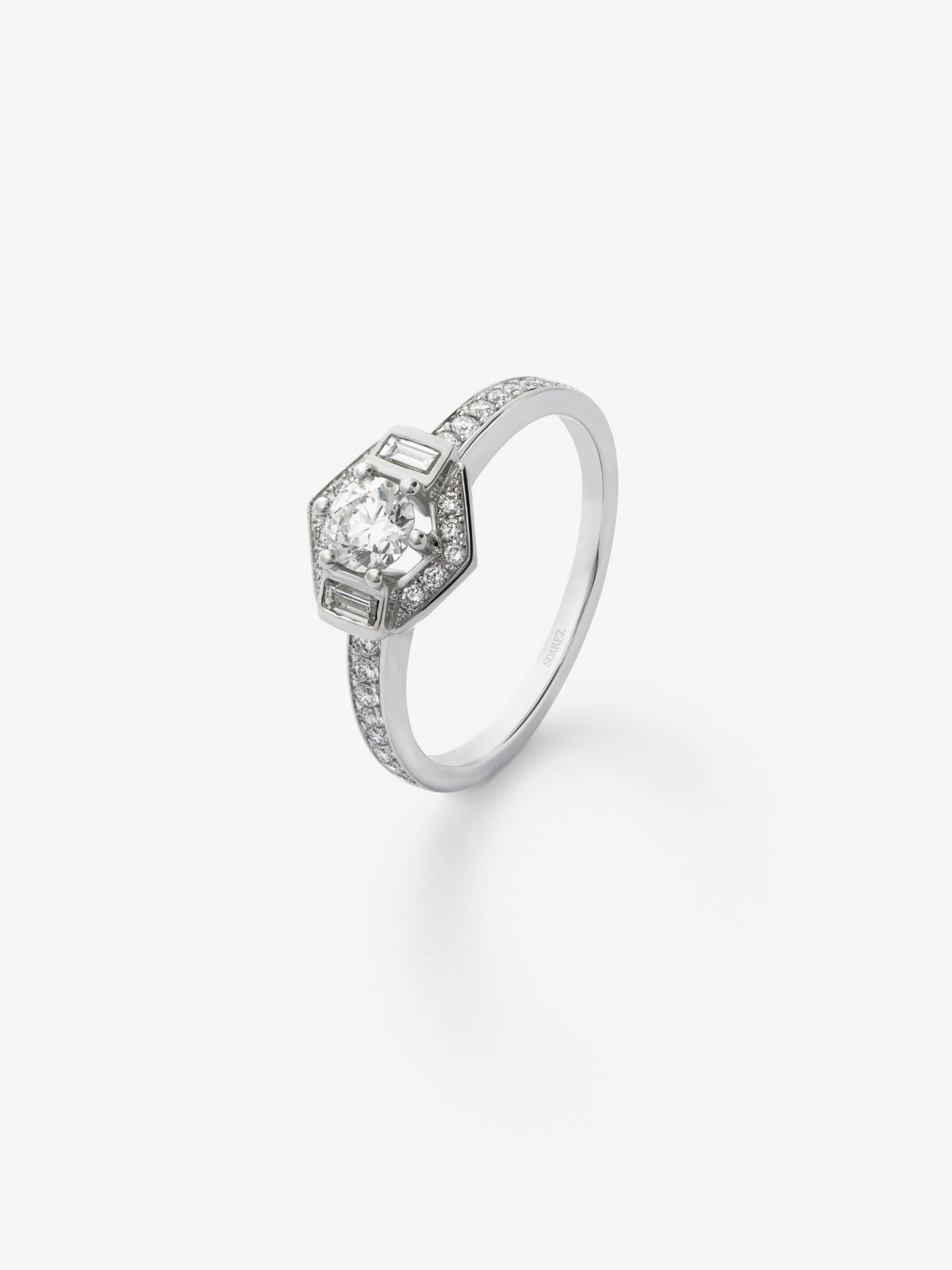 Anillo de oro blanco de 18K con un diamante central en talla brillante de 0,31 cts; 2 en talla baguette con un total de 0,085 cts y 26 en talla brillante con un total de 0,175cts