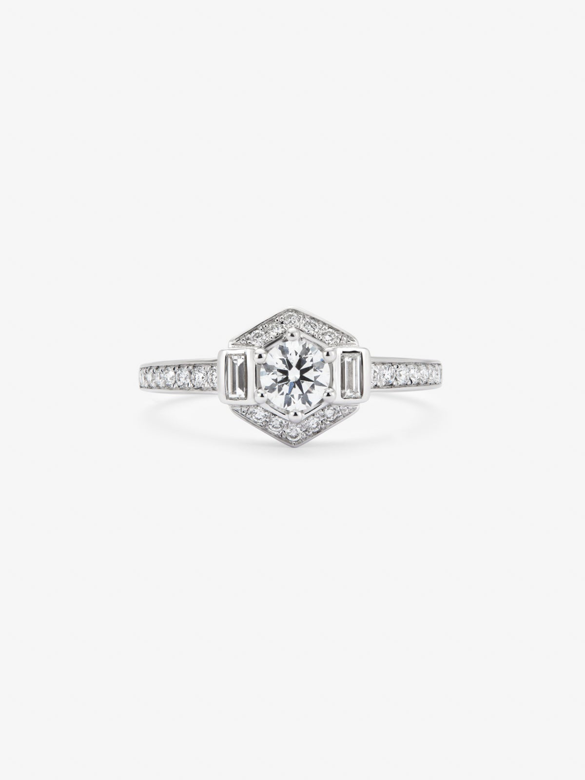 Anillo de oro blanco de 18K con un diamante central en talla brillante de 0,31 cts; 2 en talla baguette con un total de 0,085 cts y 26 en talla brillante con un total de 0,175cts