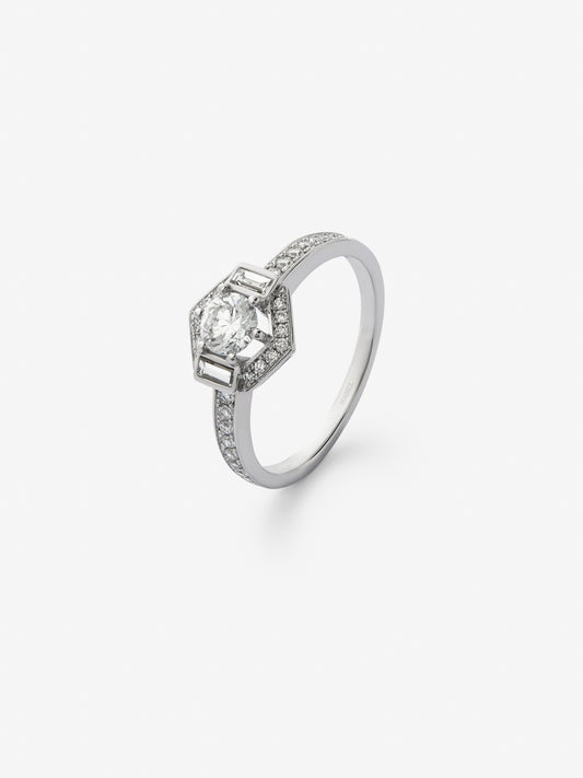 Anillo de oro blanco de 18K con diamante central en talla brillante de 0,4 cts y orla con 2 diamantes en talla baguette con un total de 0,14 cts y 30 en talla brillante con un total de 0,19 cts