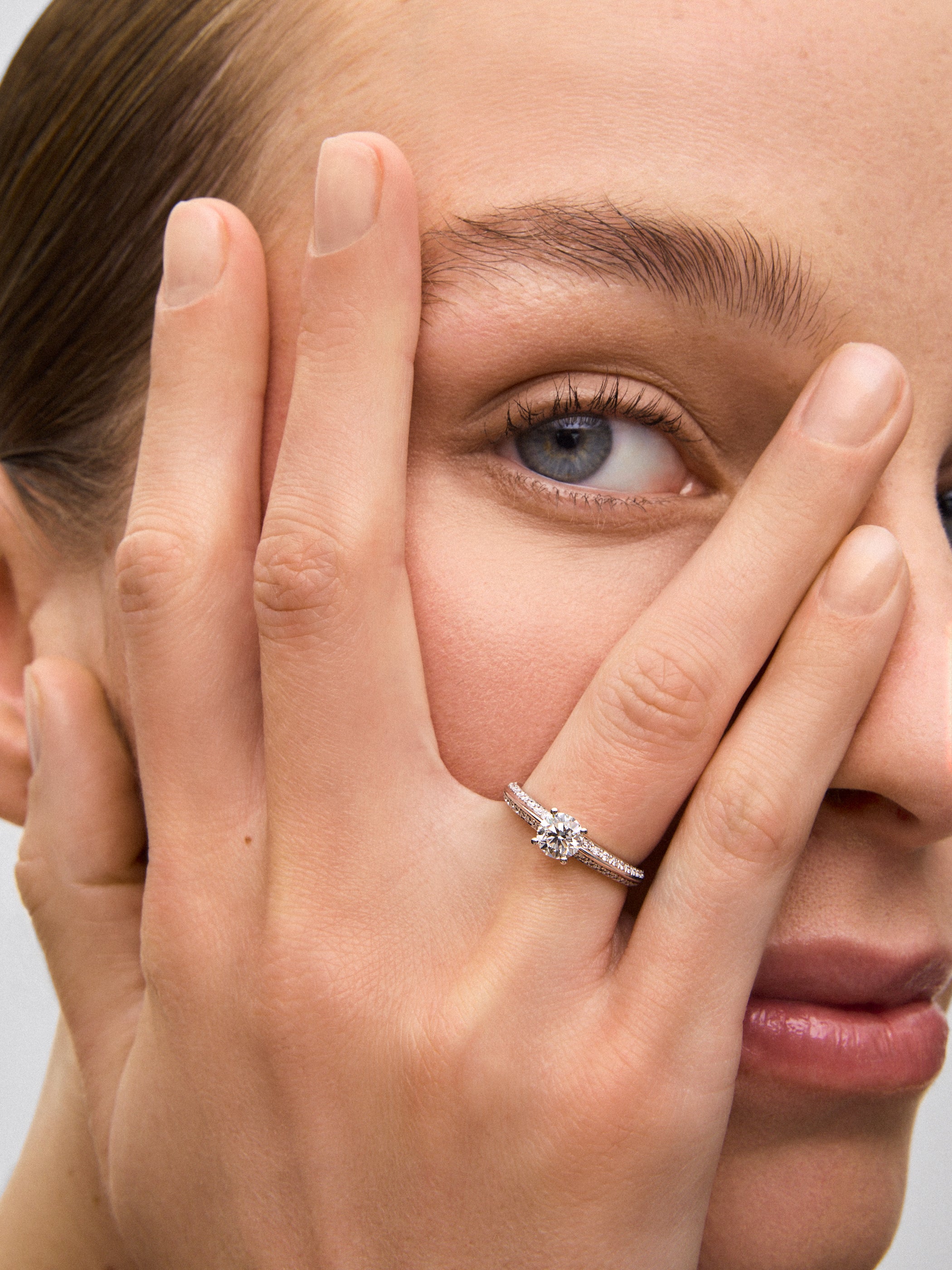 Solitaire ring in 18K white gold with a 0.70-carat central diamond and additional brilliant-cut diamonds totaling 0.22 cts