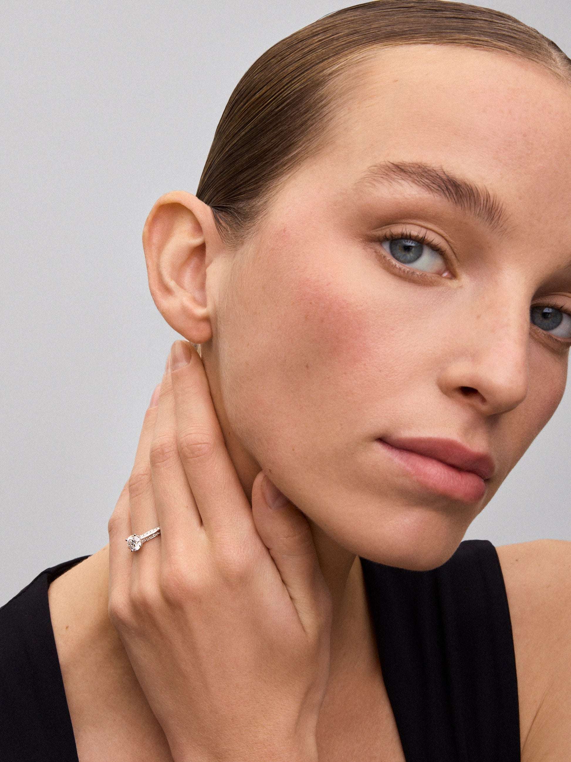 Anillo solitario de oro blanco de 18K con diamante central de 1 ct y diamantes en talla brillante con un total de 0,33 cts