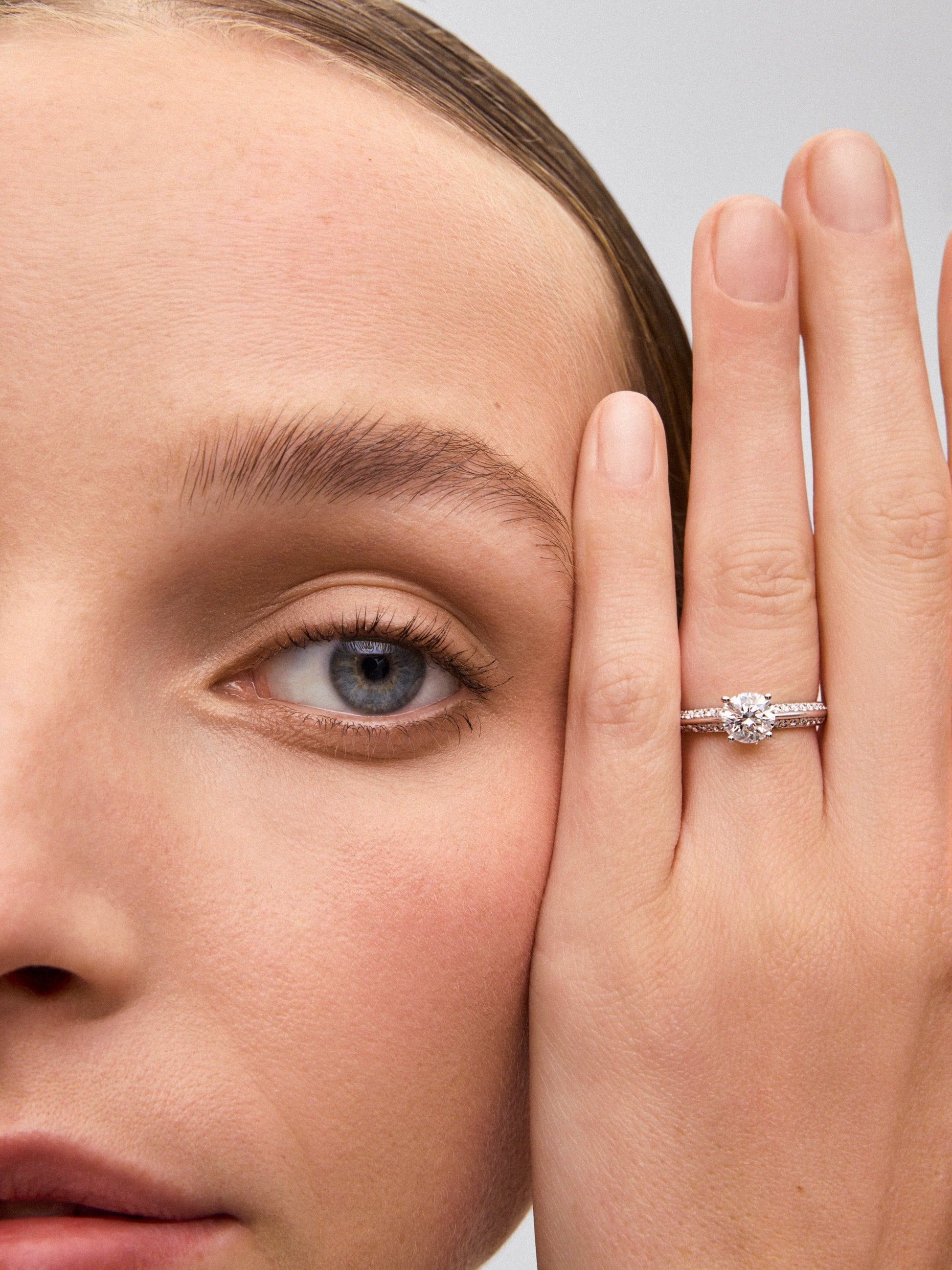 Anillo solitario de oro blanco de 18K con diamante central de 1 ct y diamantes en talla brillante con un total de 0,33 cts