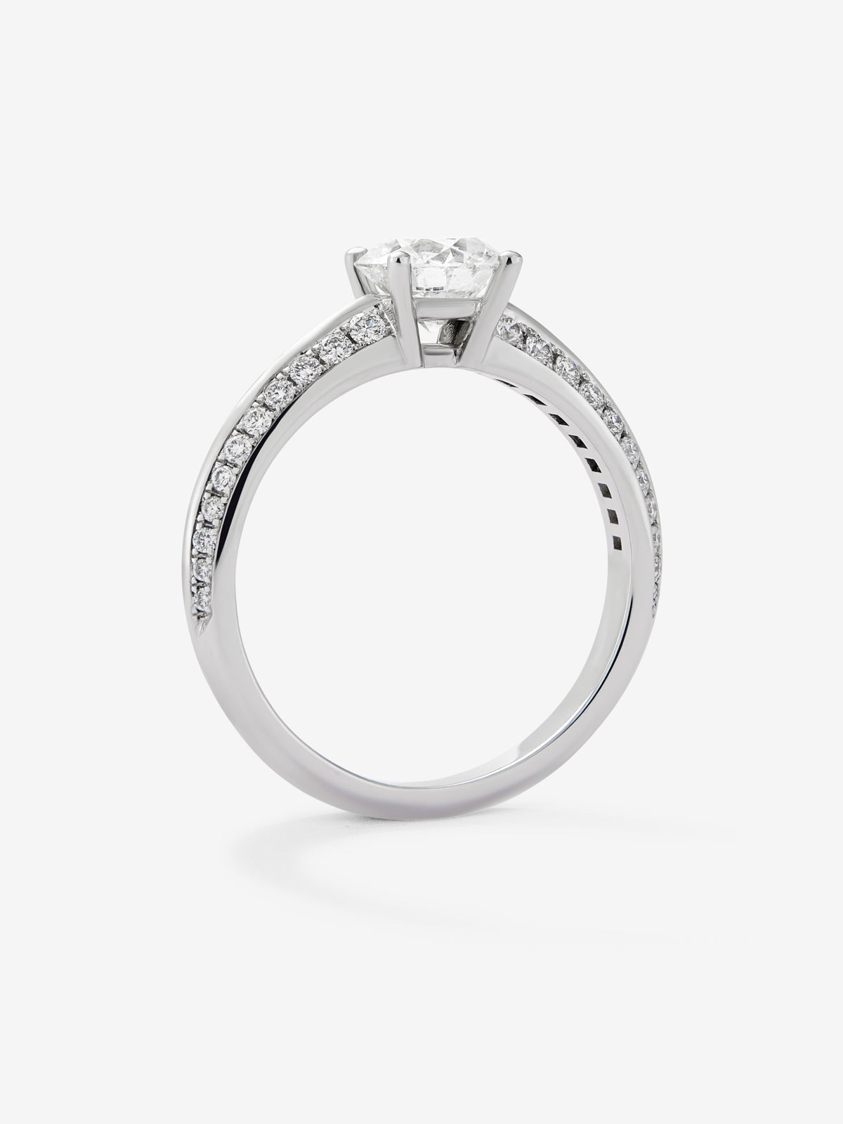 Anillo solitario de oro blanco de 18K con diamante central de 1 ct y diamantes en talla brillante con un total de 0,33 cts
