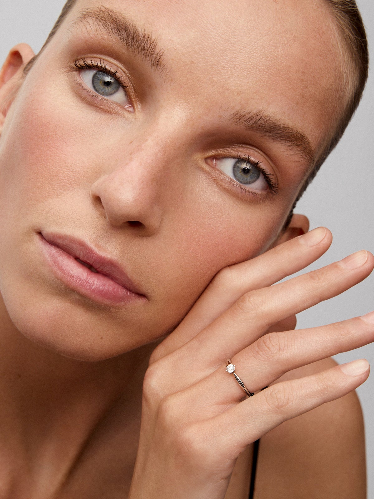 Anillo tipo solitario de oro blanco de 18K con diamante blanco en talla brillante de 0,2 cts