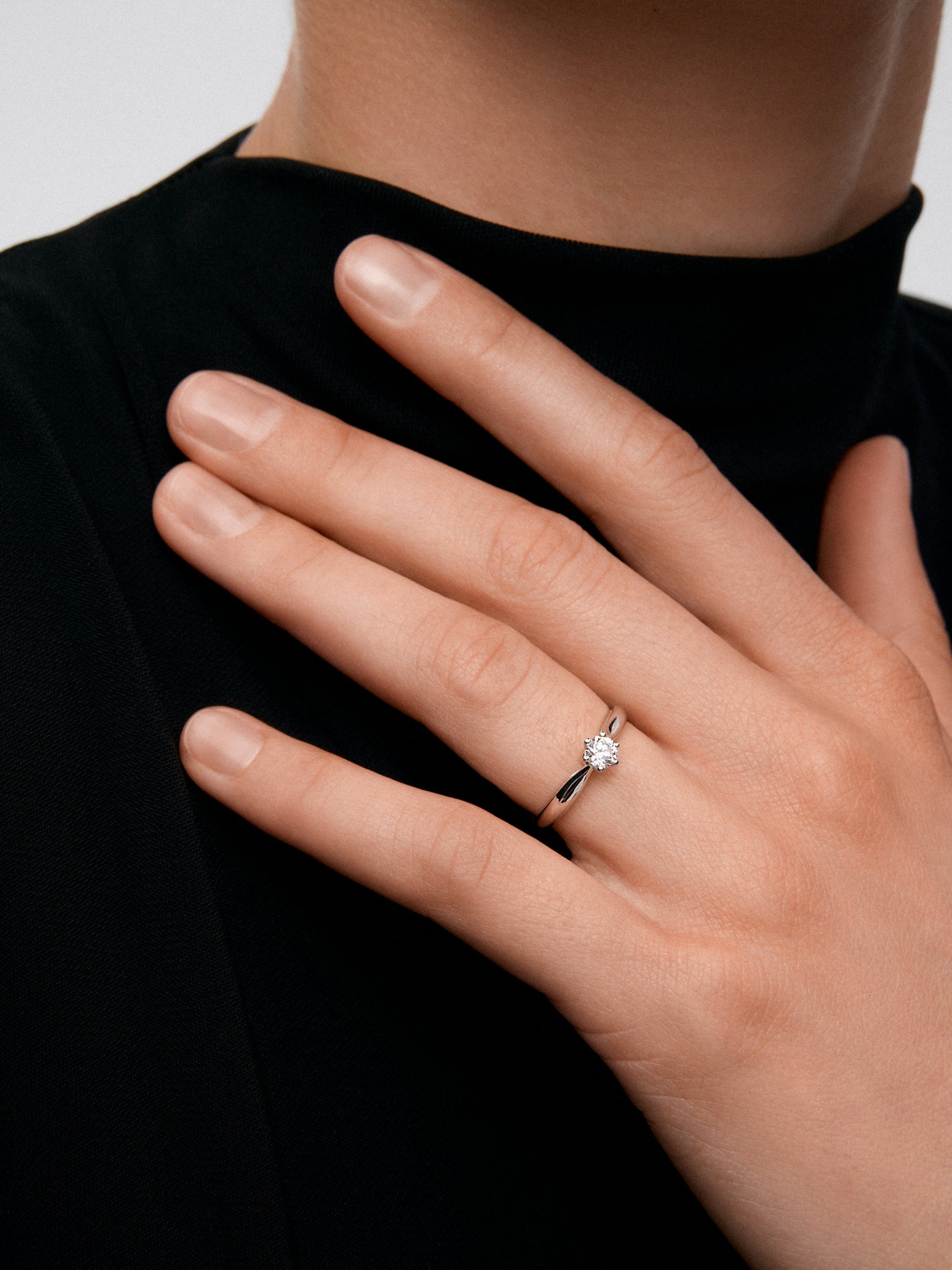 Anillo solitario de oro blanco de 18K con diamante en talla brillante de 0.25 cts