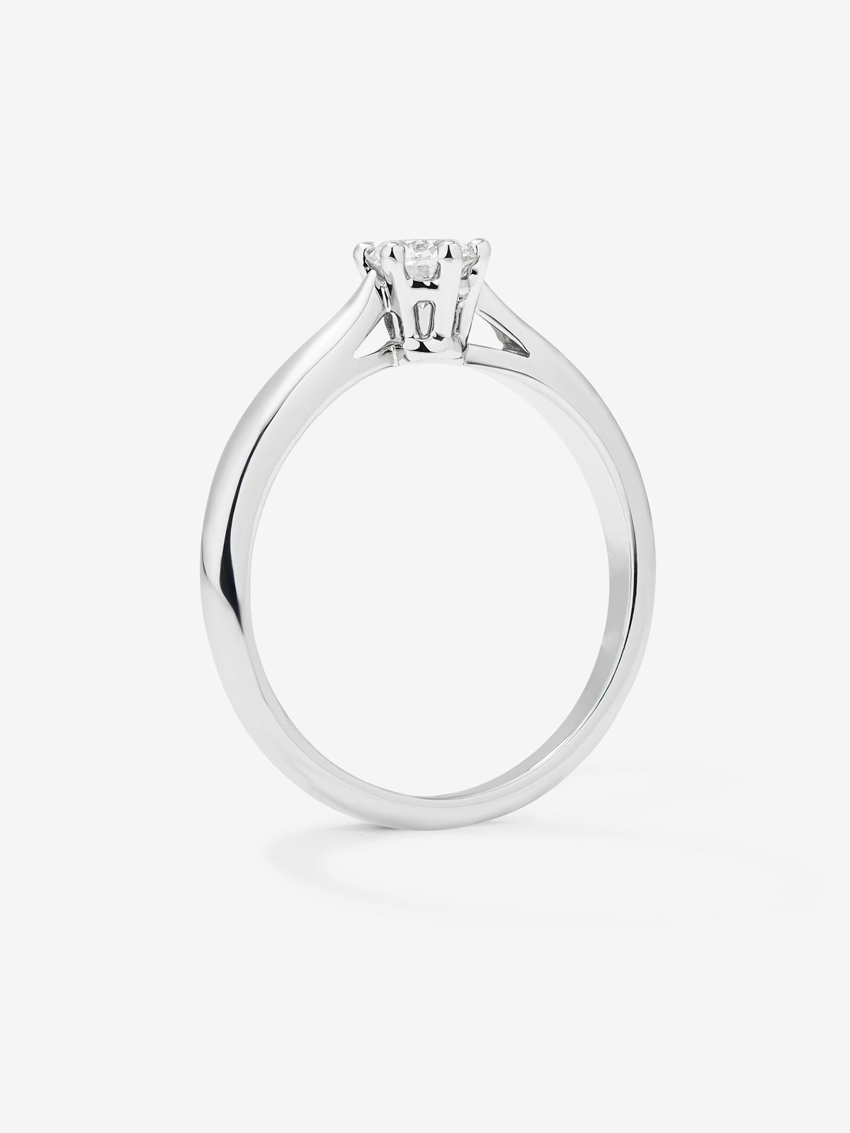 Anillo solitario de oro blanco de 18K con diamante en talla brillante de 0.25 cts