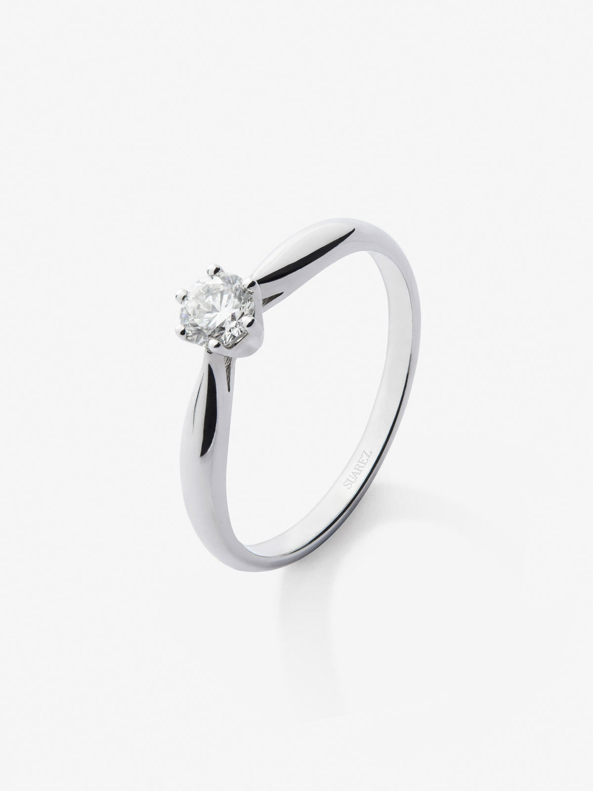 Anillo solitario 3006 de oro blanco de 18K con diamante en talla brillante de 0,30 cts