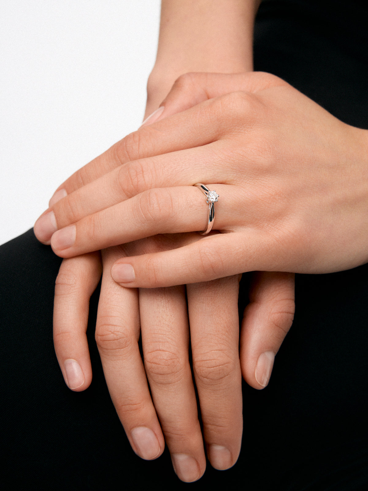 Anillo solitario 3006 de oro blanco de 18K con diamante en talla brillante de 0,30 cts
