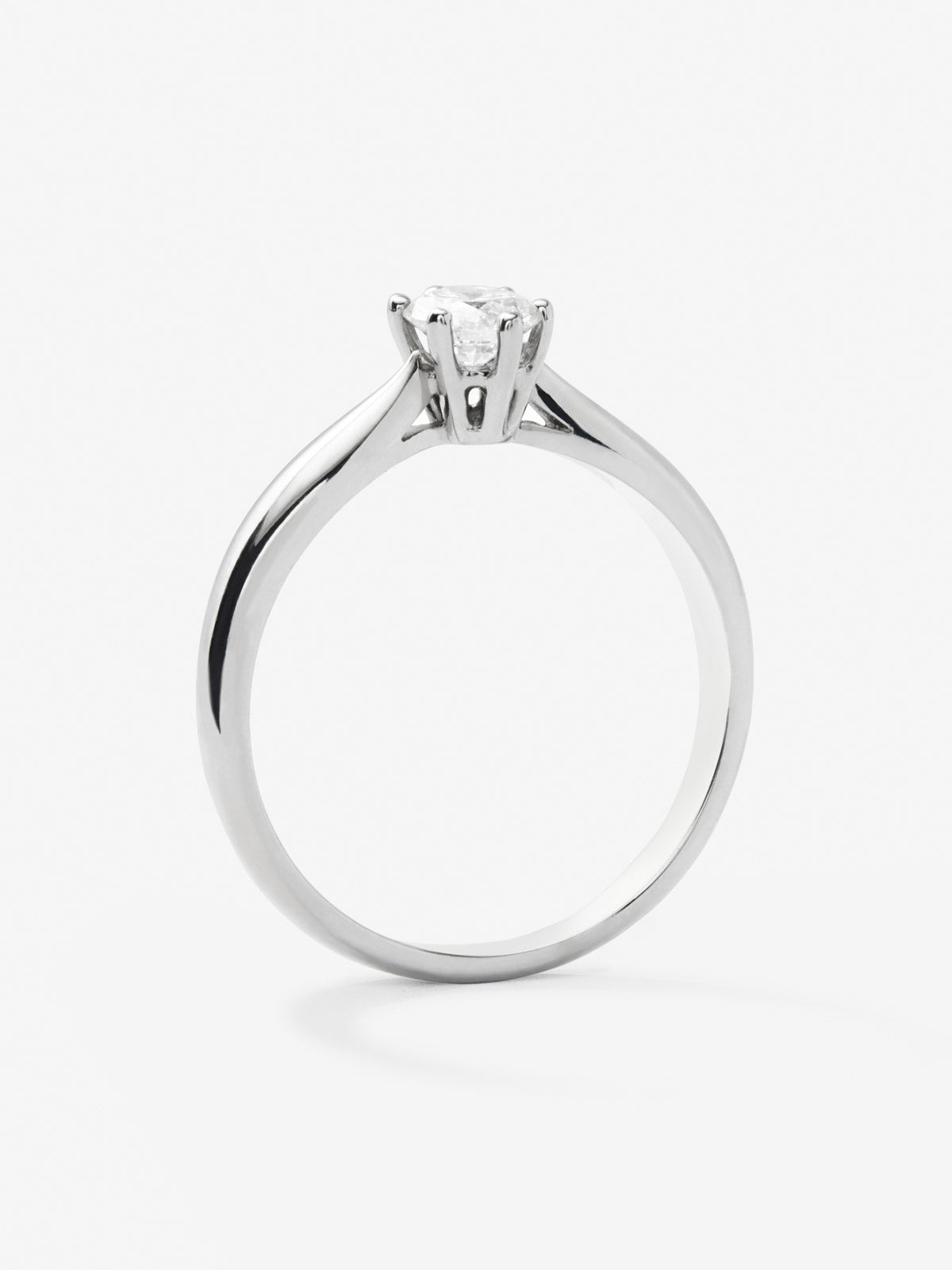 Anillo solitario 3006 de oro blanco de 18K con diamante en talla brillante de 0,30 cts