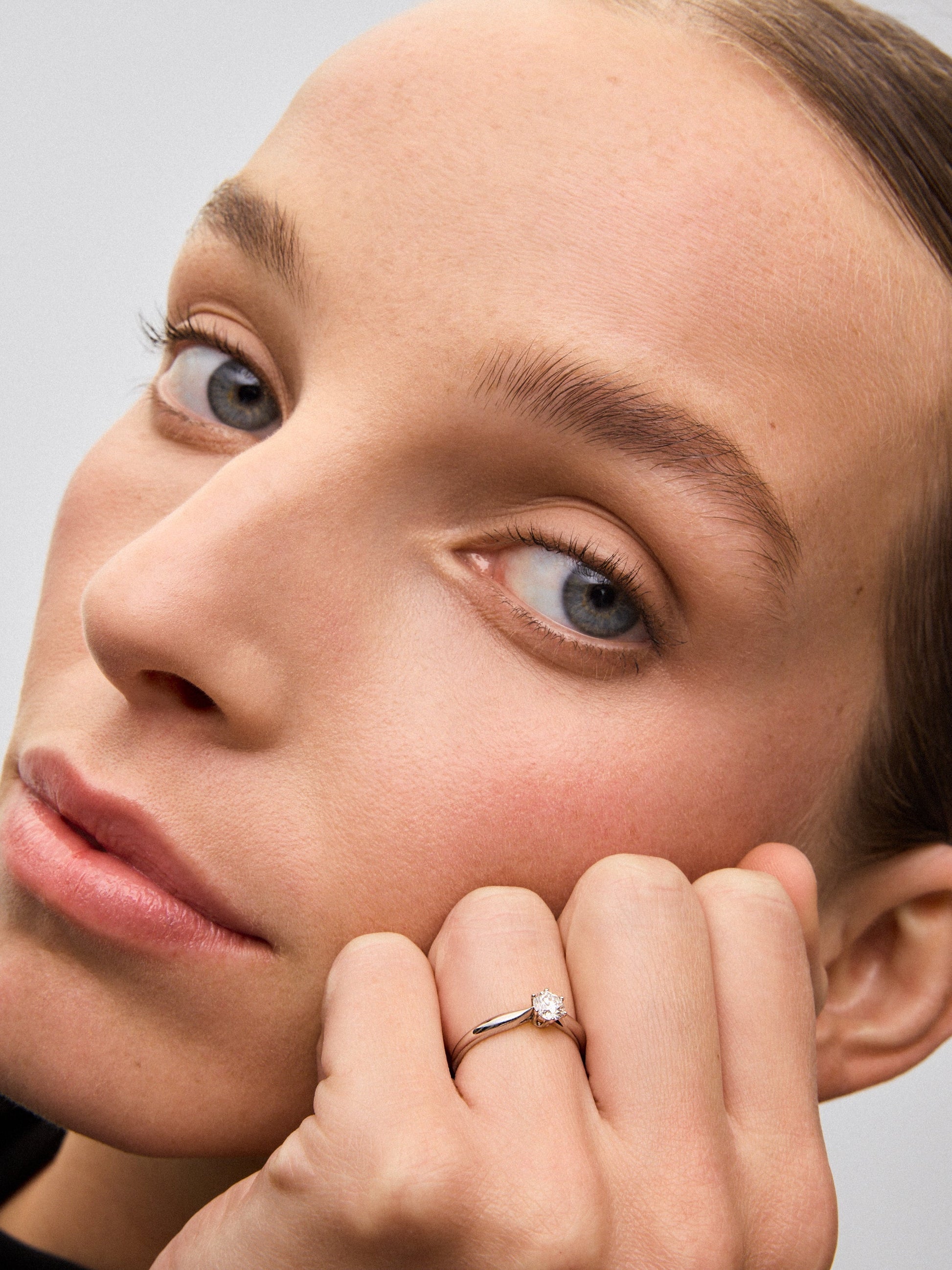 Anillo solitario de oro blanco de 18K con diamante central en talla brillante de 0,4 cts