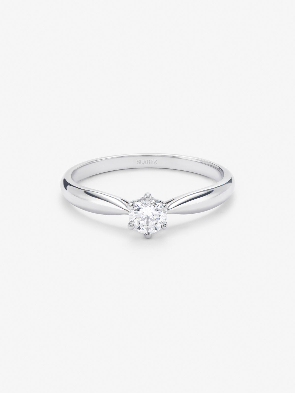 Anillo solitario 3006 de oro blanco de 18K con diamante central en talla brillante de 0,4 cts