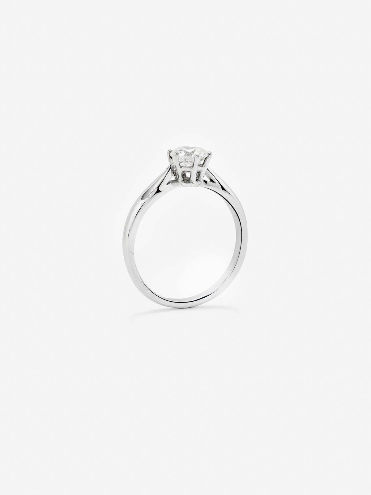 Anillo solitario de oro blanco de 18K con diamante central en talla brillante de 0,4 cts