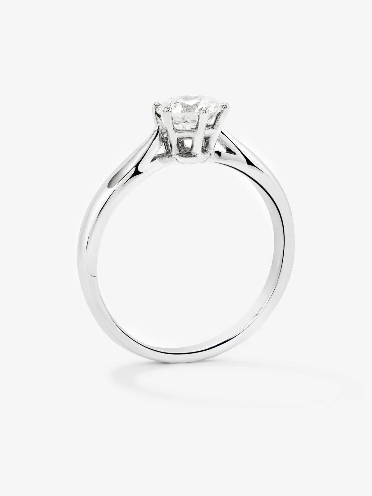Anillo solitario 3006 de oro blanco de 18K con diamante en talla brillante de 0,7 cts