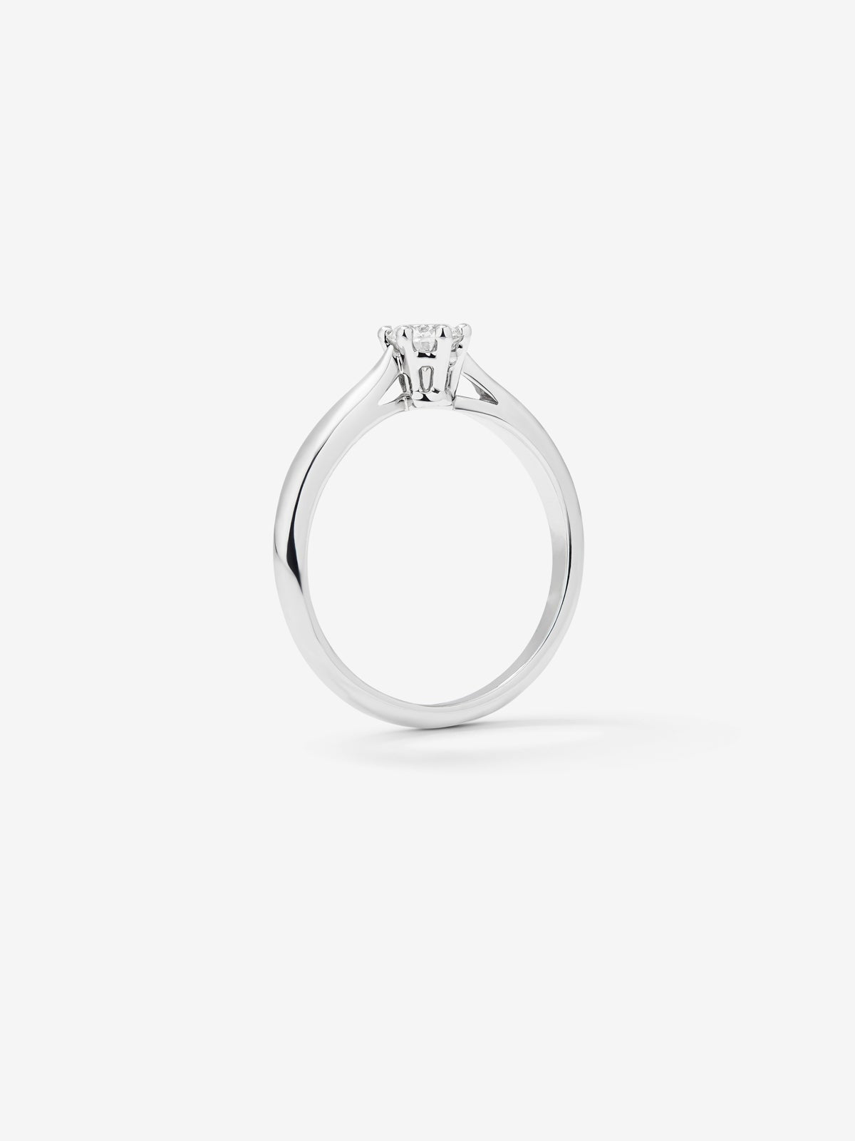 Anillo solitario de compromiso de oro blanco de 18K con diamante central de 0,25 quilates