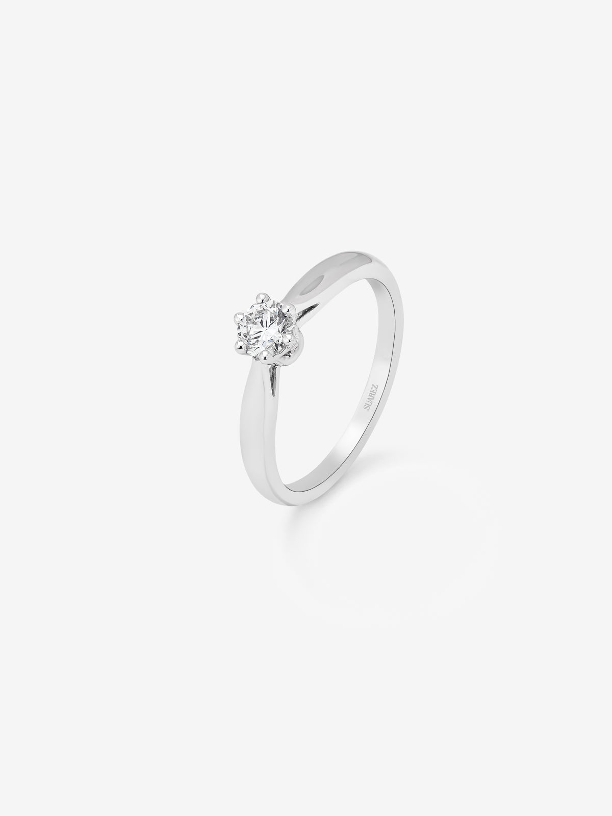 Anillo solitario 3006 de oro blanco de 18K con diamante en talla brillante de 0.25 cts