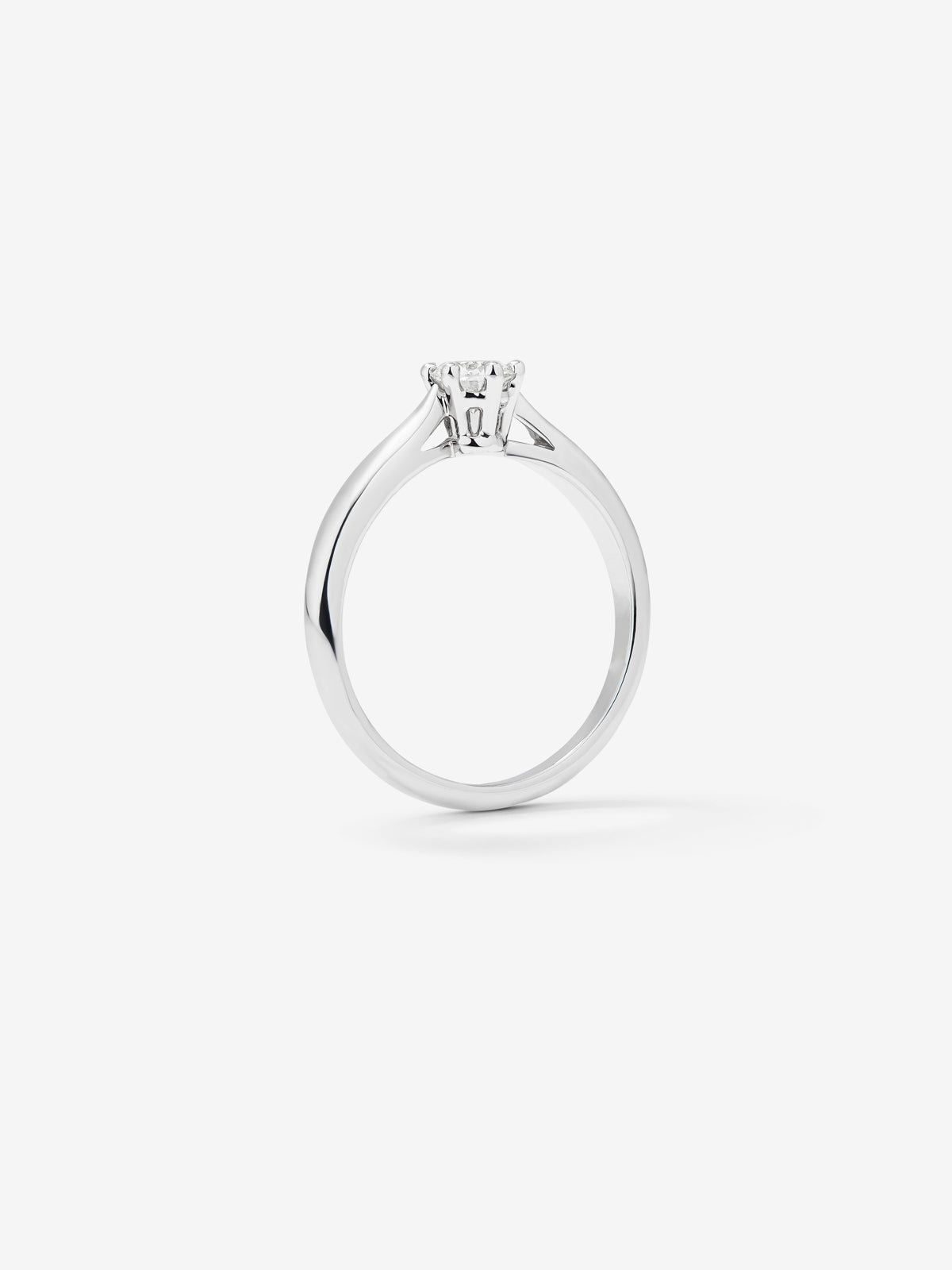 Anillo solitario 3006 de oro blanco de 18K con diamante en talla brillante de 0.25 cts