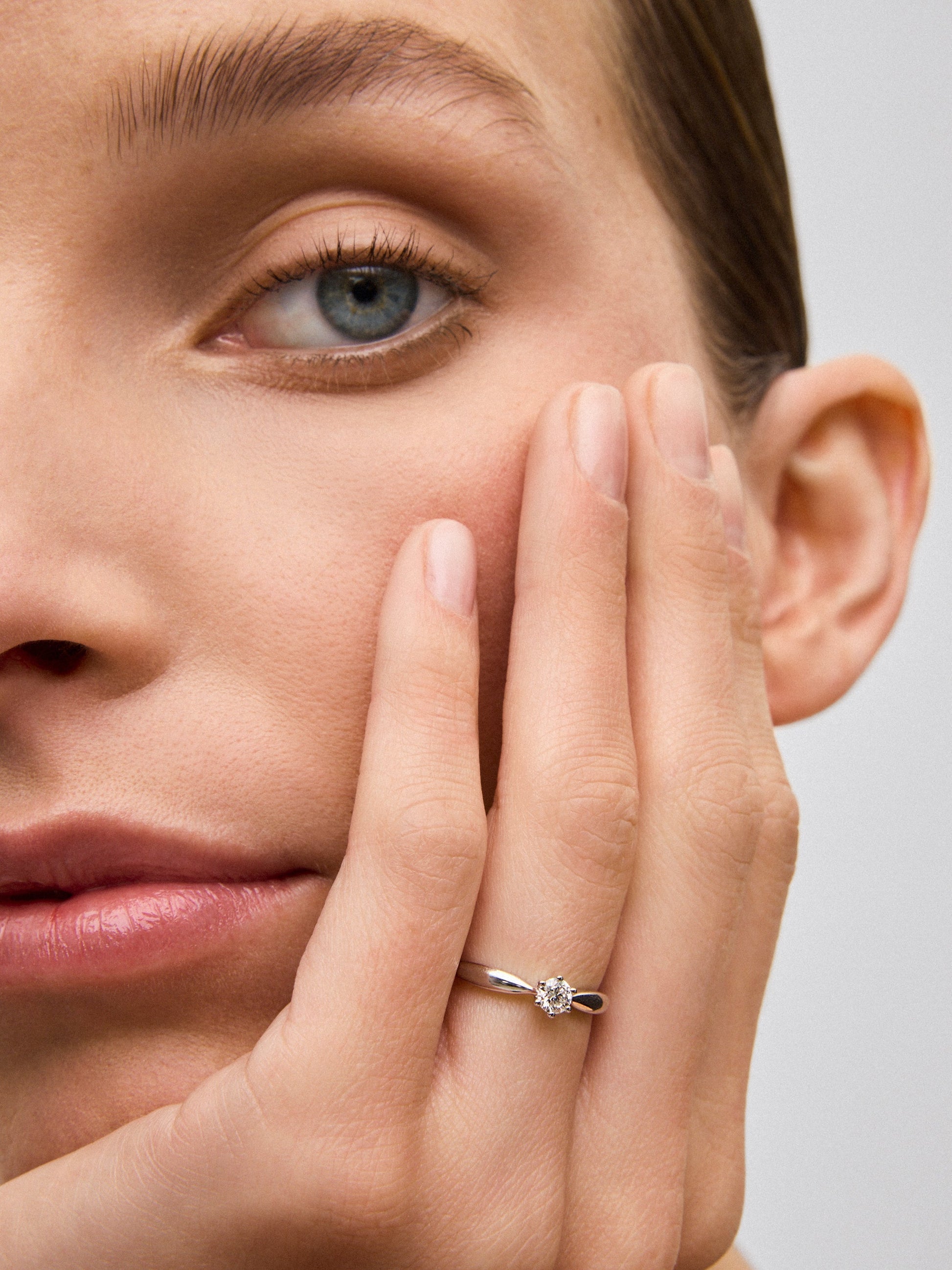 Anillo solitario de compromiso de oro blanco de 18K con diamante central de 0,25 quilates