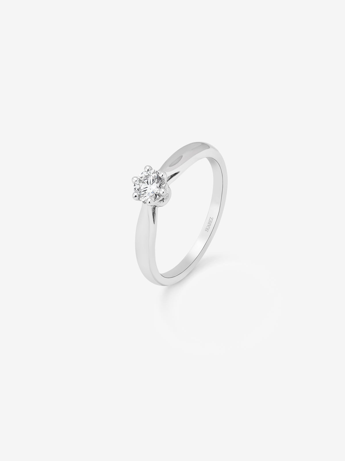 Anillo solitario de oro blanco de 18K con diamante en talla brillante de 0,30 cts