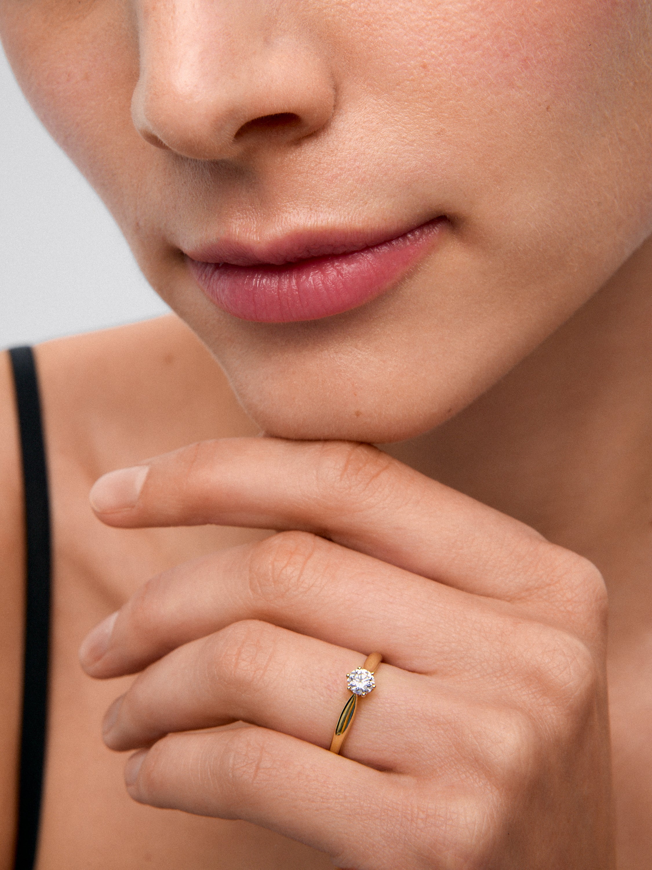 Anillo solitario de oro amarillo de 18K con diamante en talla brillante de 0,3 cts