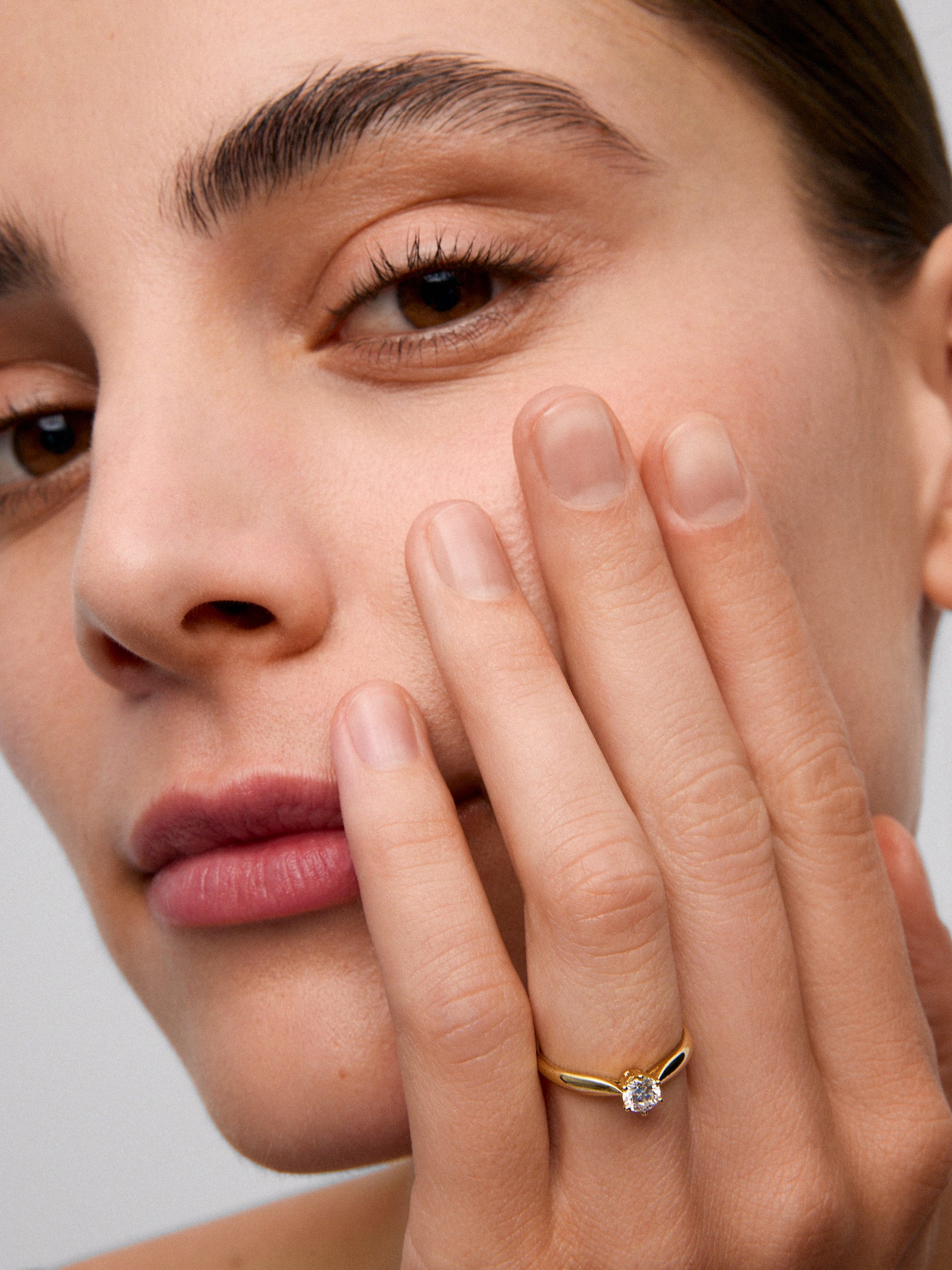 Anillo solitario de oro amarillo de 18K con diamante en talla brillante de 0,3 cts