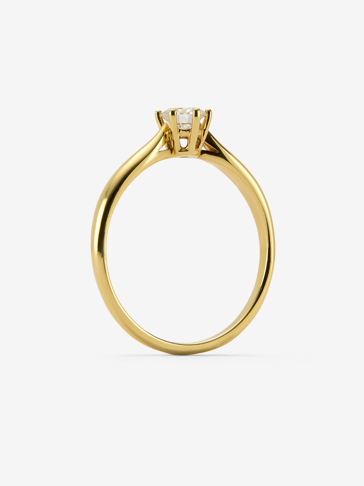 Anillo solitario de oro amarillo de 18K con diamante en talla brillante de 0,3 cts