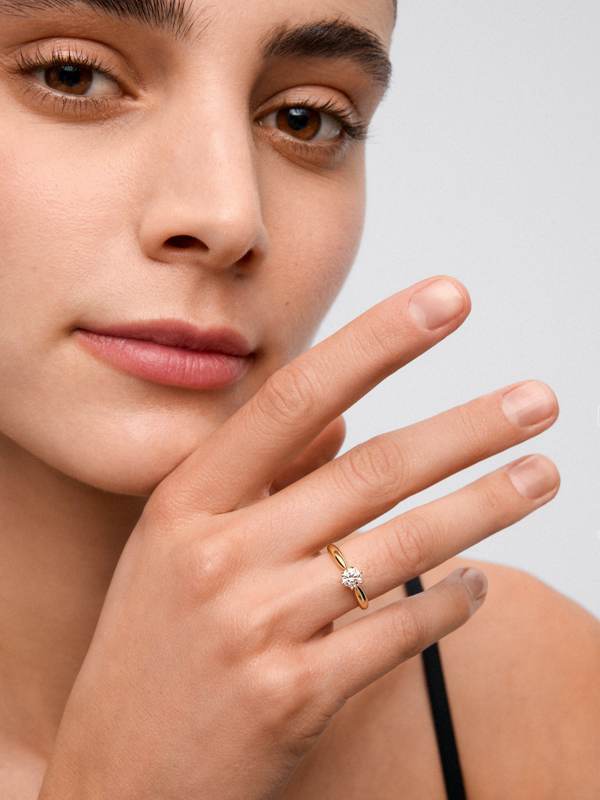 Anillo solitario de oro amarillo de 18K con diamante en talla brillante de 0,4 cts