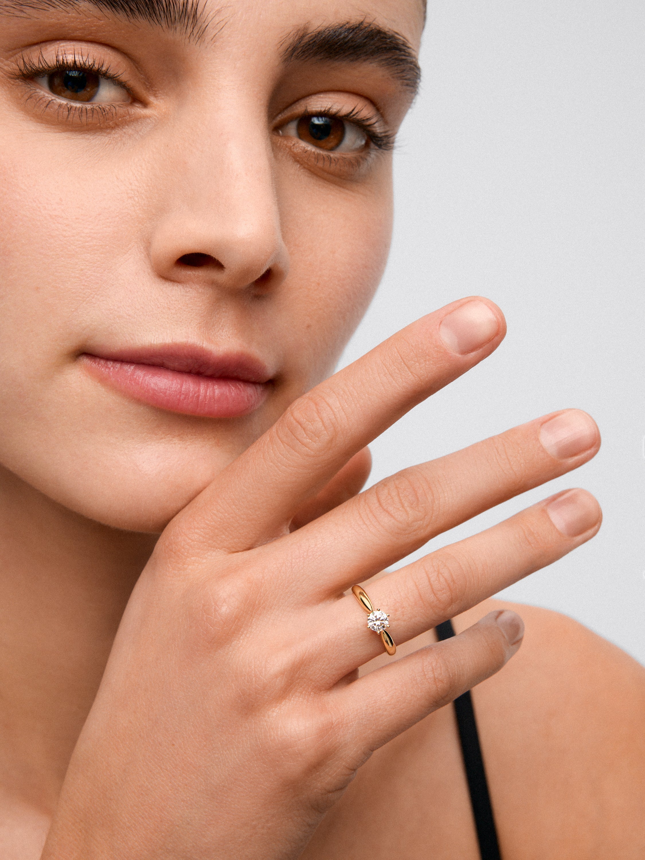 Anillo solitario de oro amarillo de 18K con diamante en talla brillante de 0,4 cts