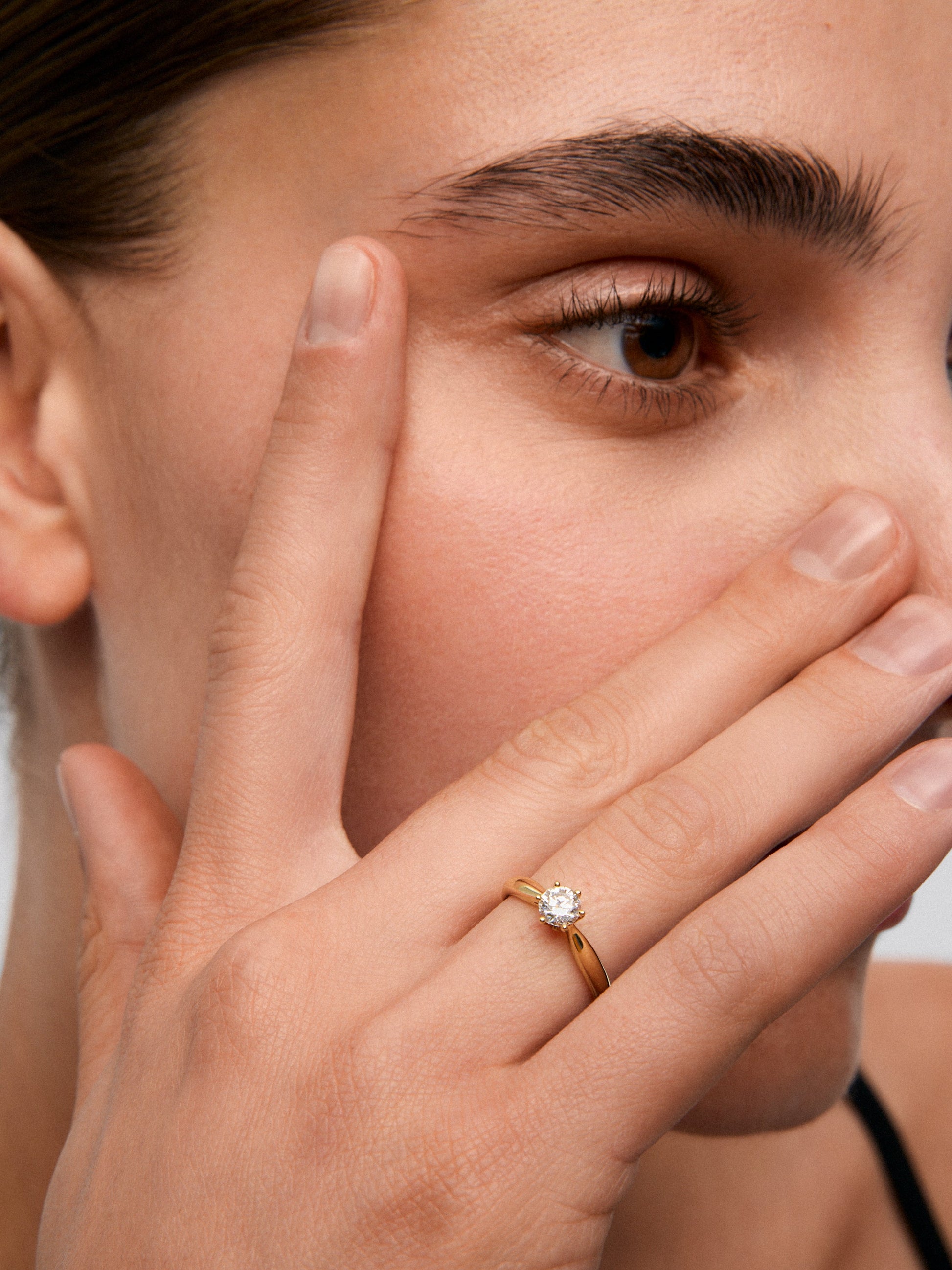 Anillo solitario de oro amarillo de 18K con diamante en talla brillante de 0,4 cts