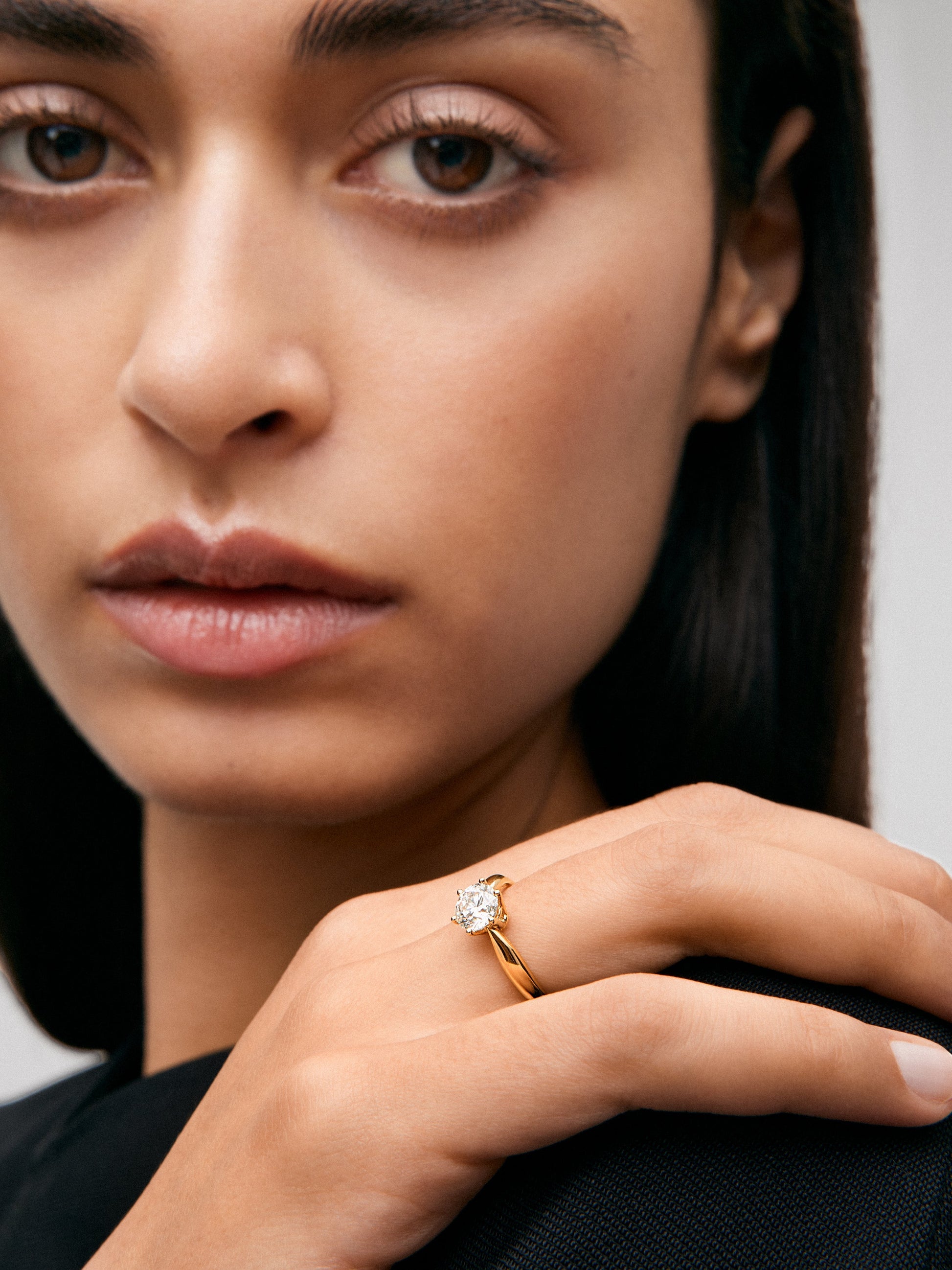 Anillo solitario de oro amarillo de 18K con diamante en talla brillante de 1 cts