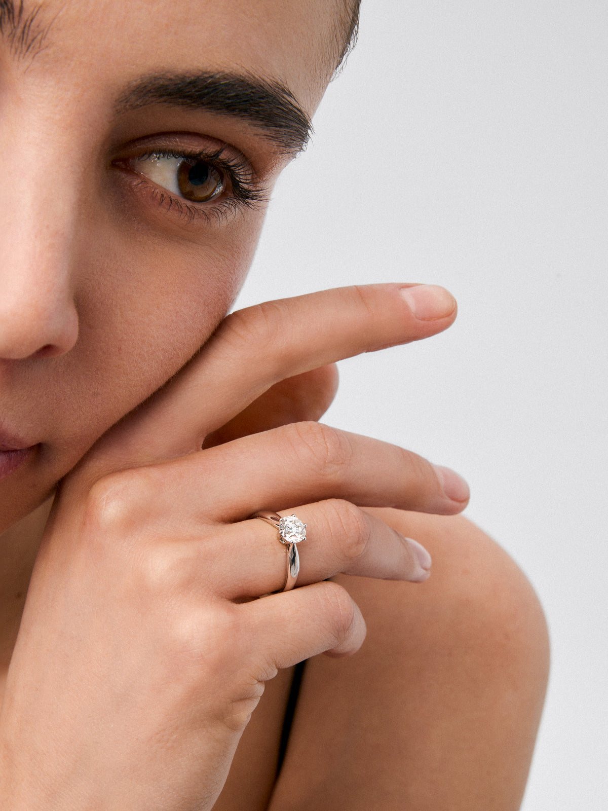 Anillo solitario 3006 de oro blanco de 18K con diamante en talla brillante de 1 cts